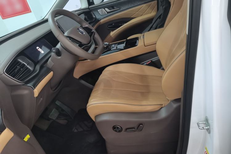 Used Denza D9 2022 DM-i 1040 Prestige Model
