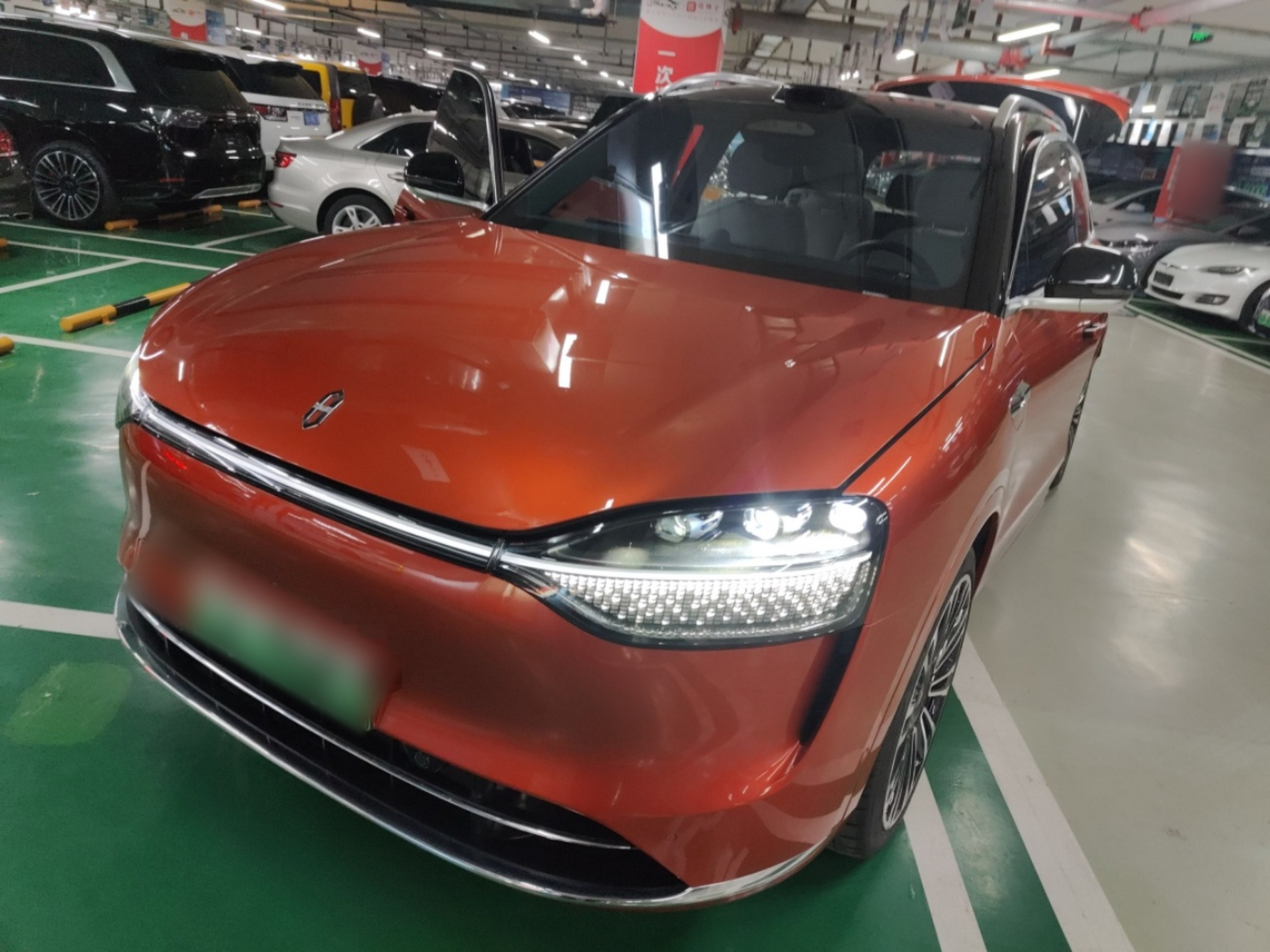 تحت مقدمة السيارة