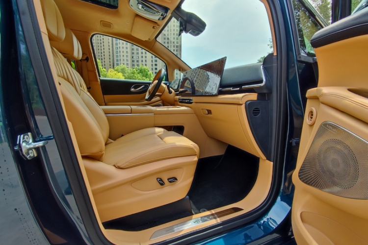 Used VOYAH Dream 2025 PHEV Four-Wheel-Drive Flagship Kunpeng Edition
