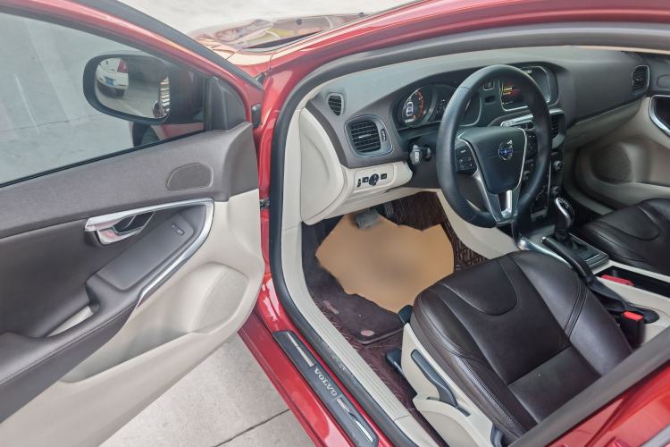 Used Volvo V40 2015 1.6T Zhiyi Edition