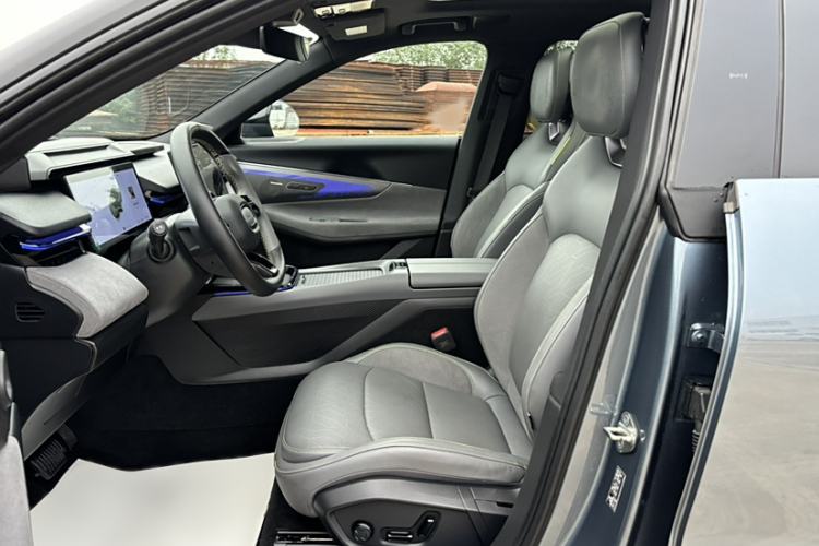 Used Lynk & Co 08 EM-P 2025 220 km All-Wheel-Drive Performance Halo
