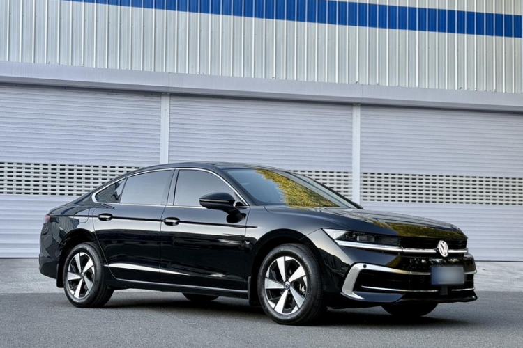 Used Volkswagen Magotan 2024 300TSI DSG Prestige Edition—A Real Eye-Catcher