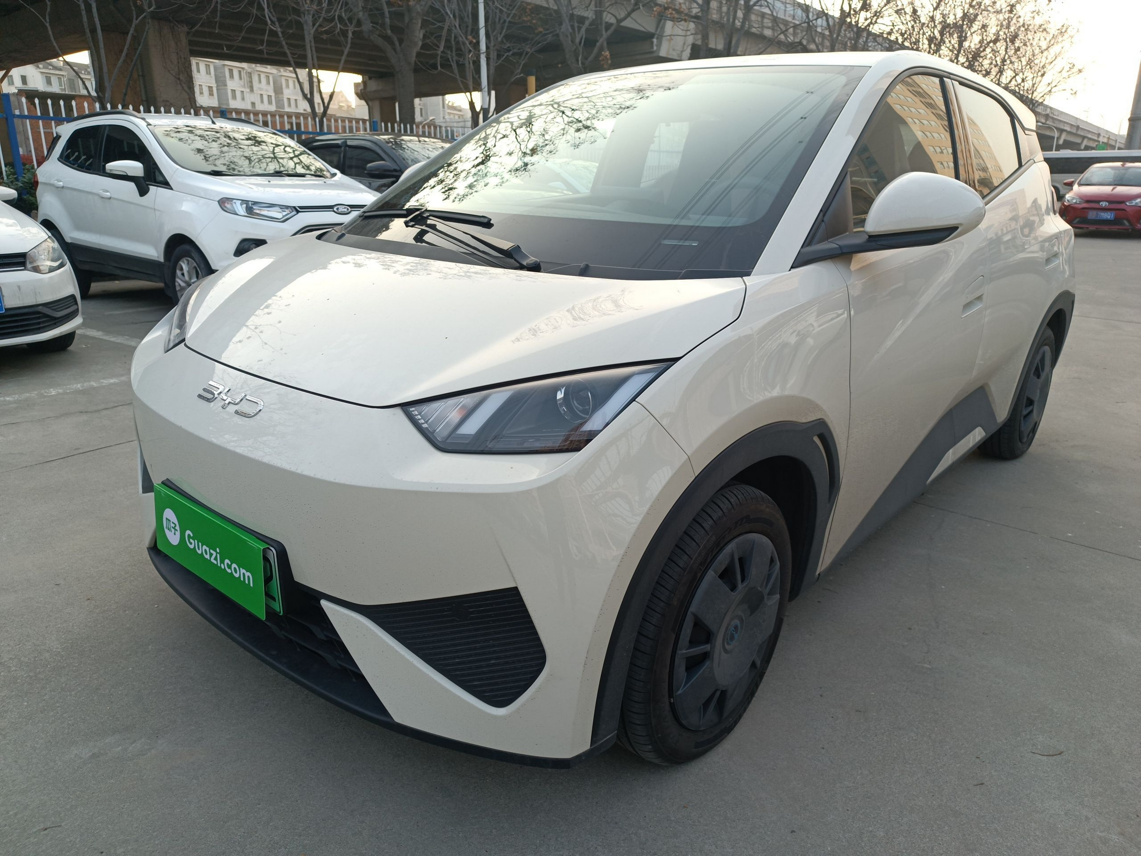 Под передней частью автомобиля