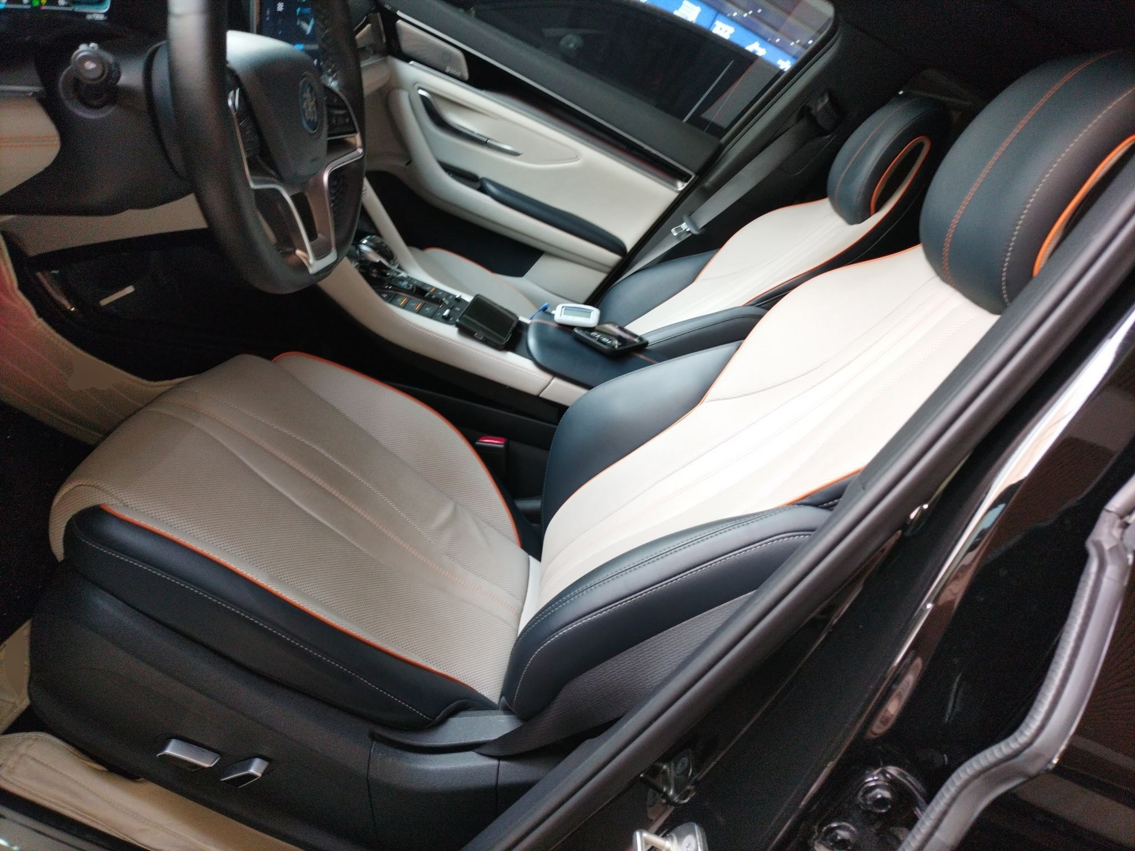 المقاعد الأمامية داخل السيارة