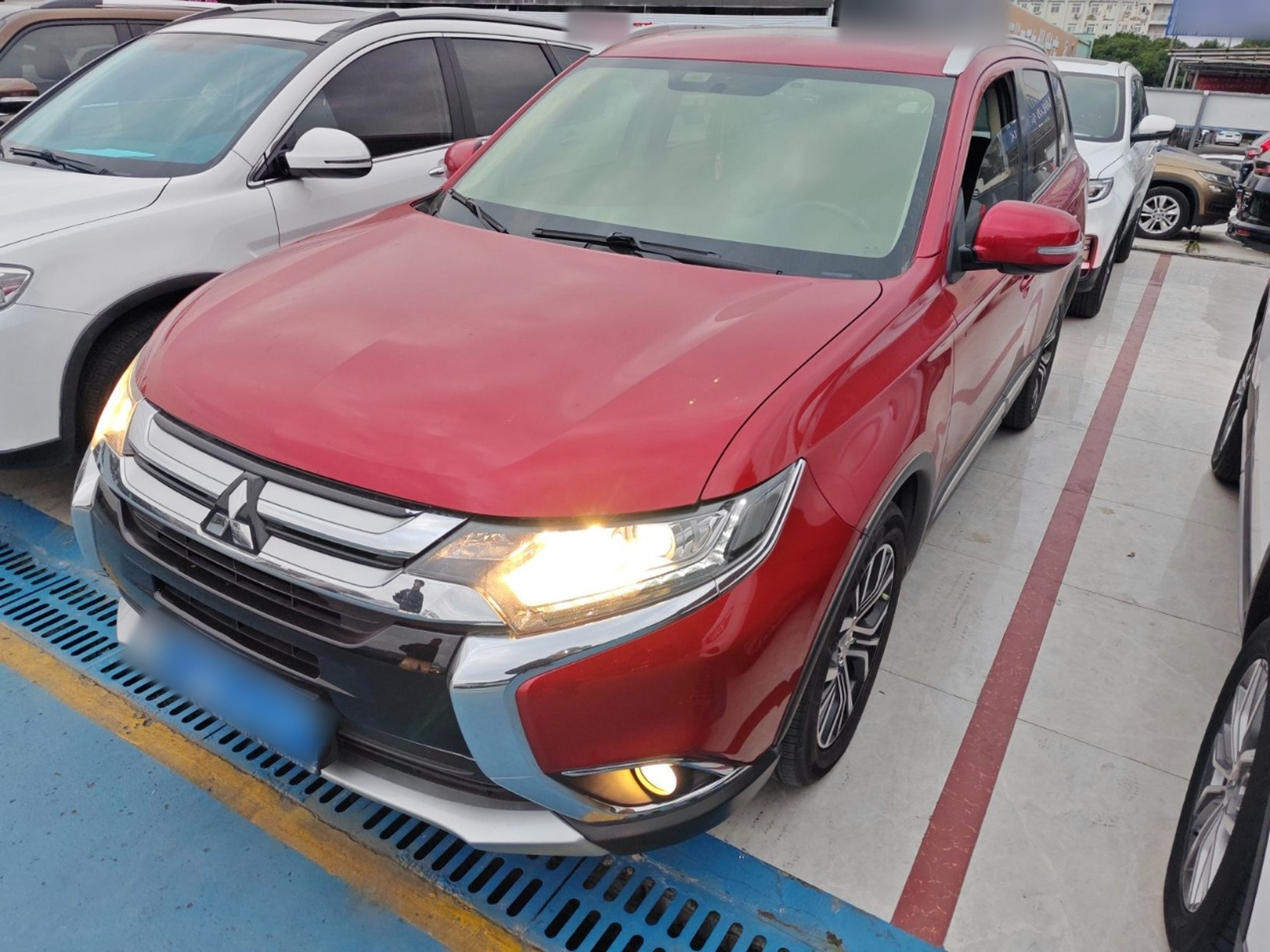 تحت مقدمة السيارة