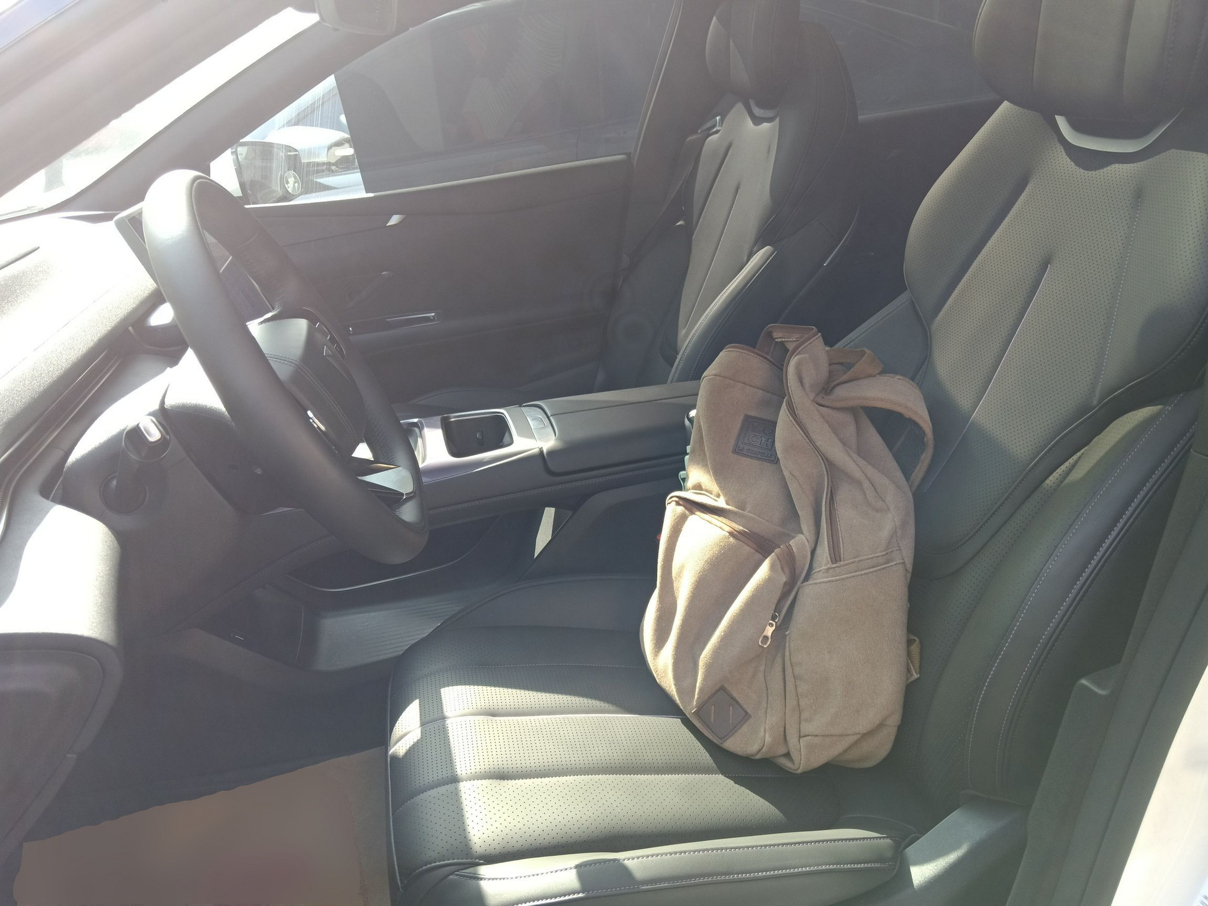 المقاعد الأمامية داخل السيارة