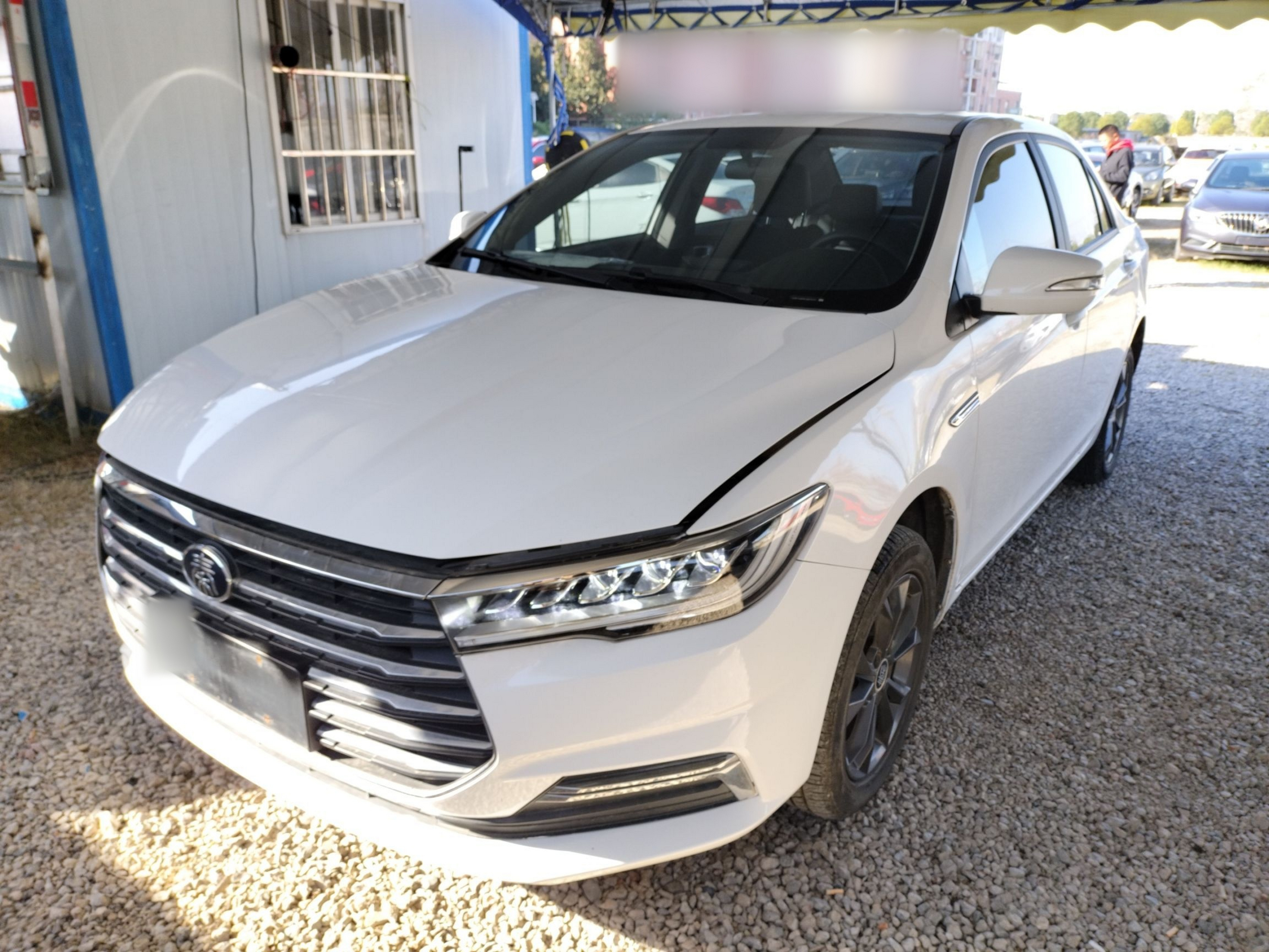 تحت مقدمة السيارة