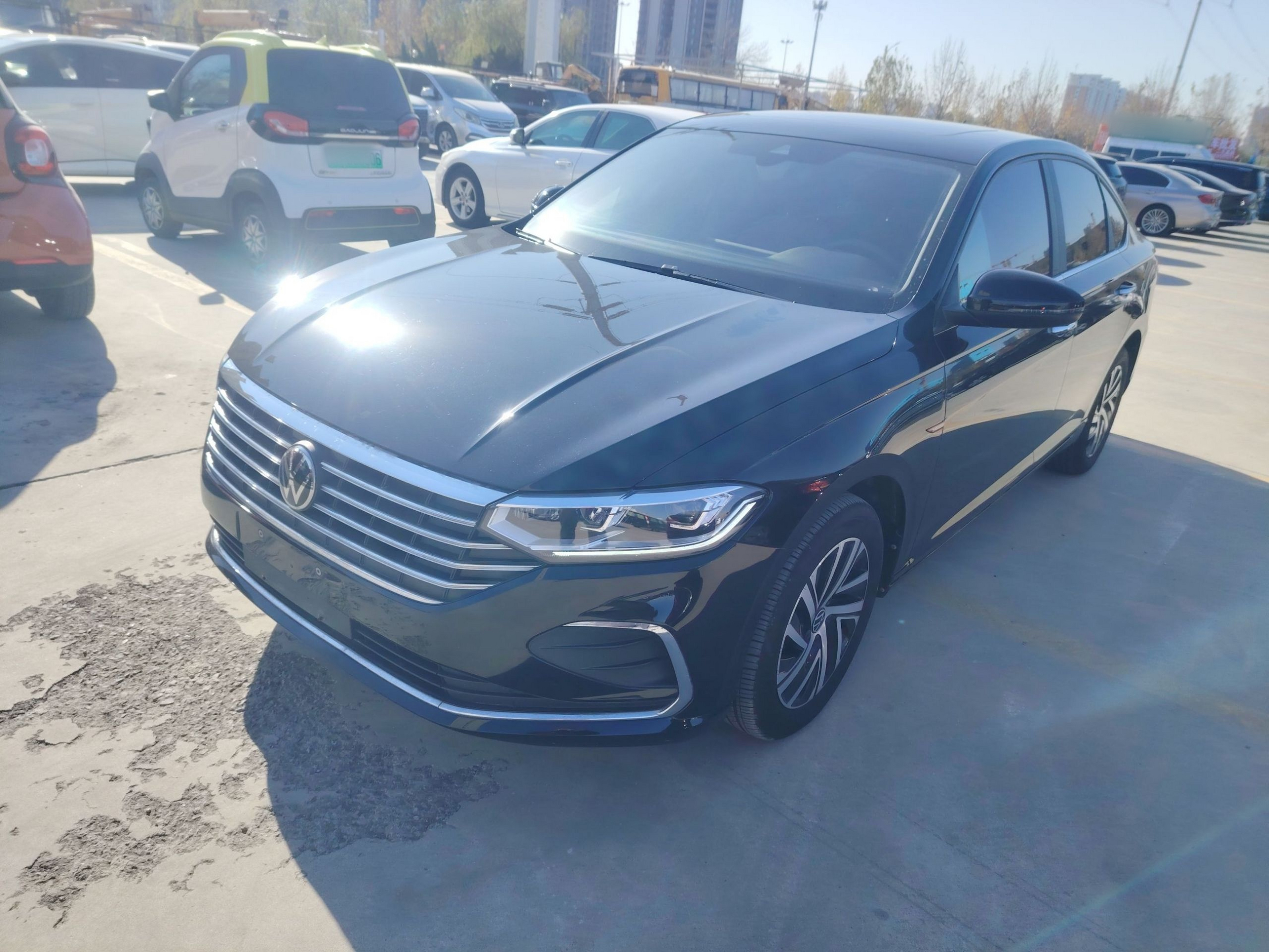 Под передней частью автомобиля