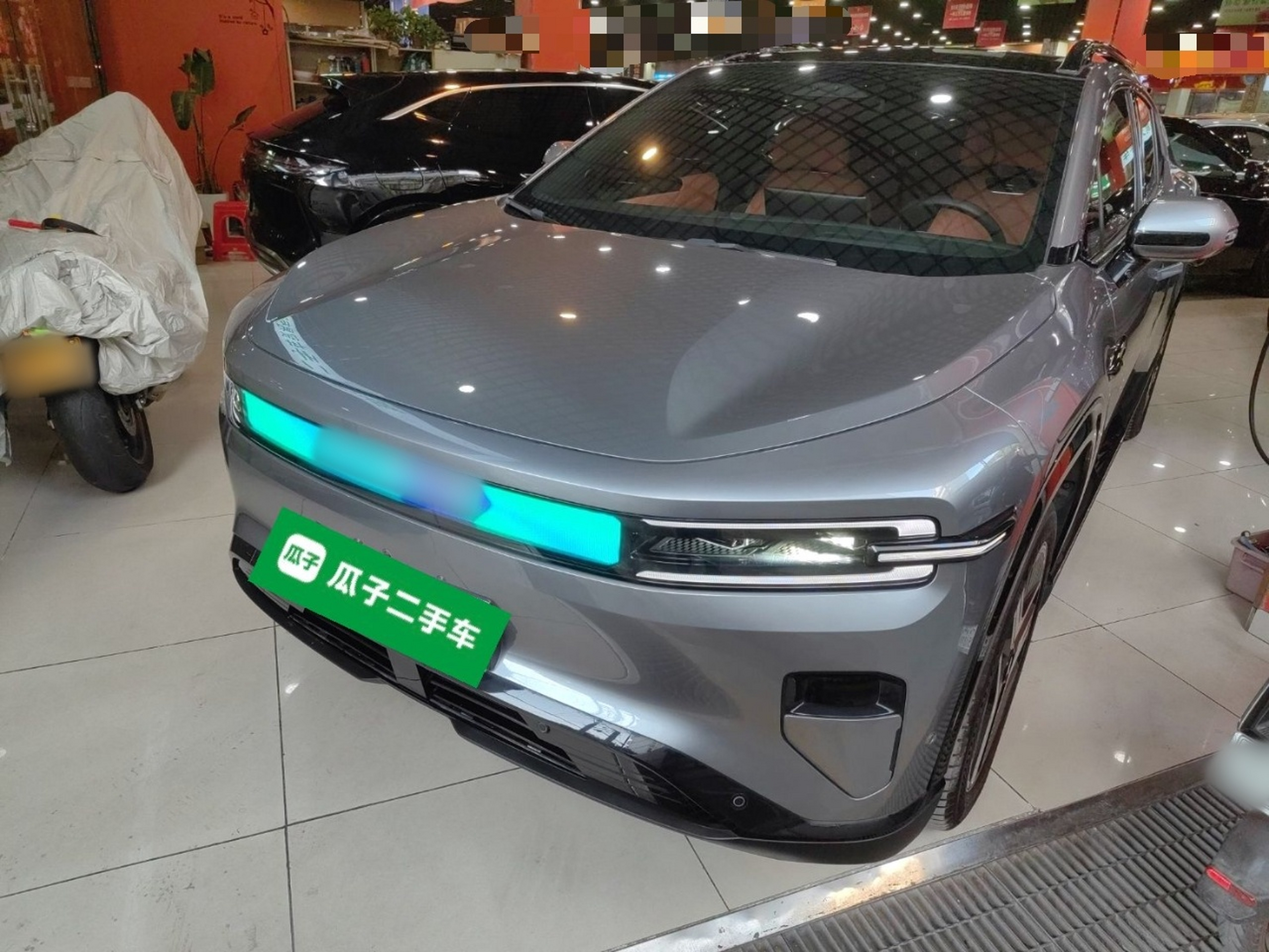 تحت مقدمة السيارة