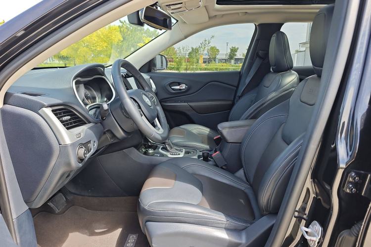 Used  Cherokee 2017 2.4L Excellence Edition