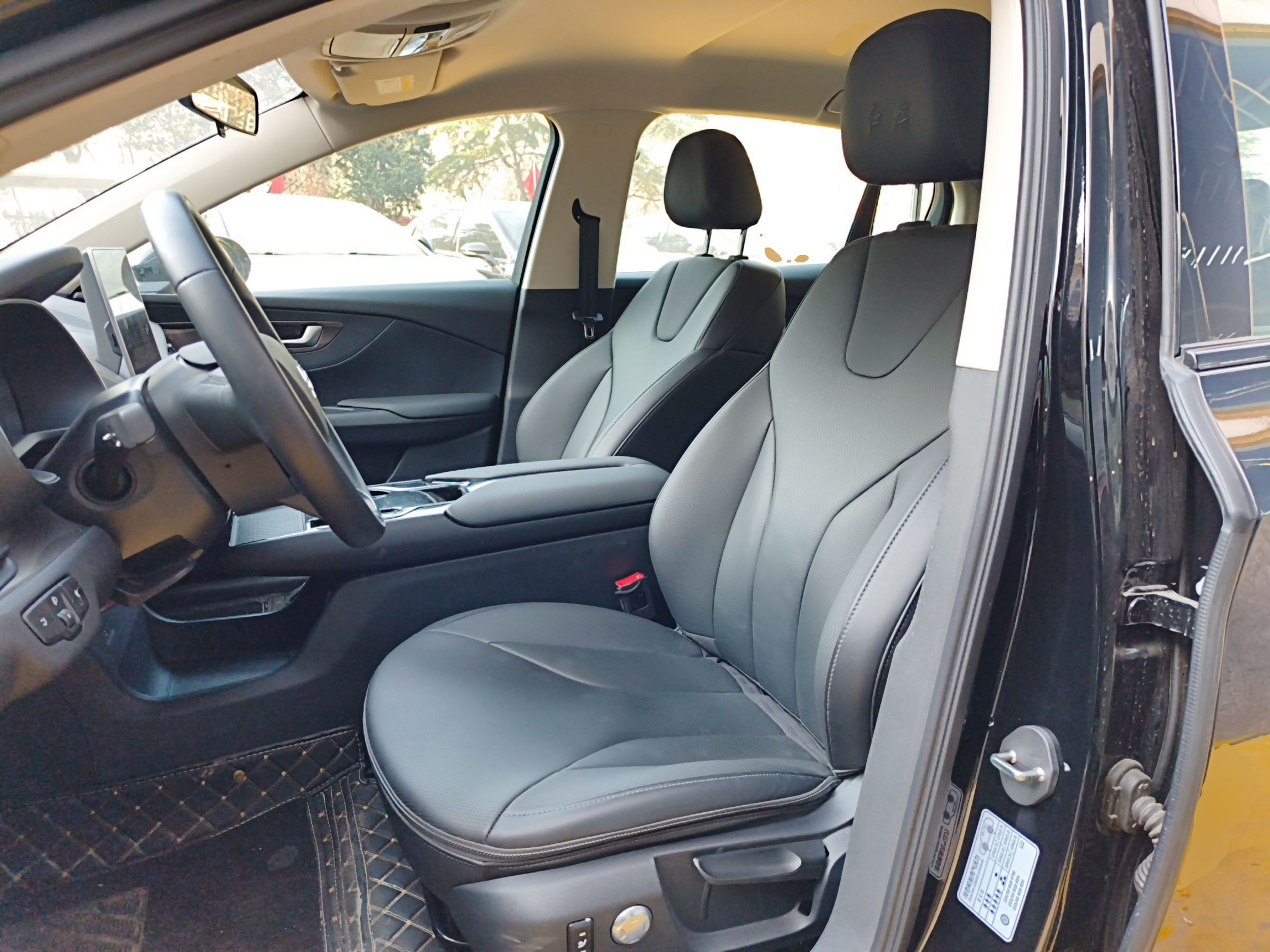 المقاعد الأمامية داخل السيارة