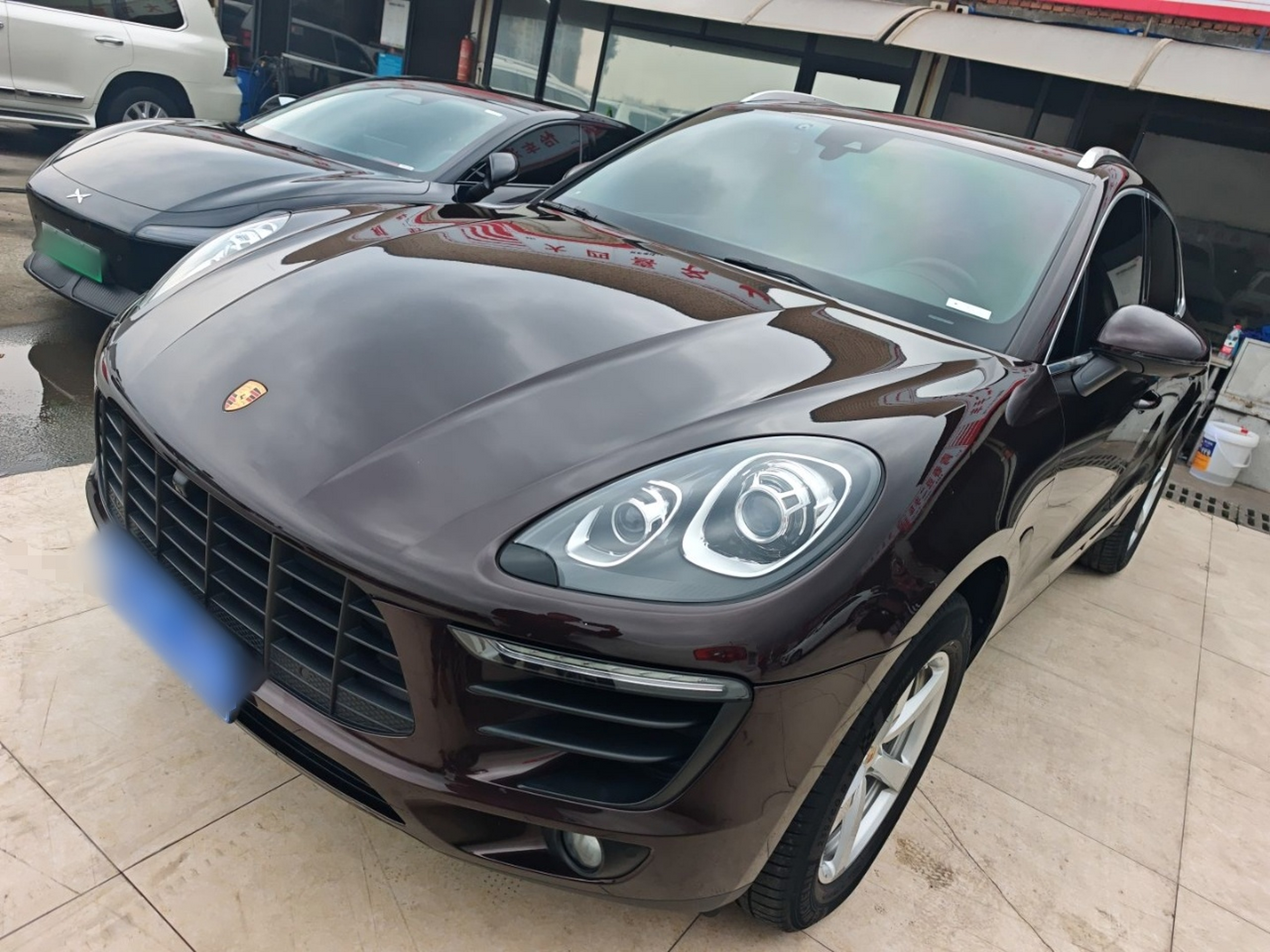 Под передней частью автомобиля