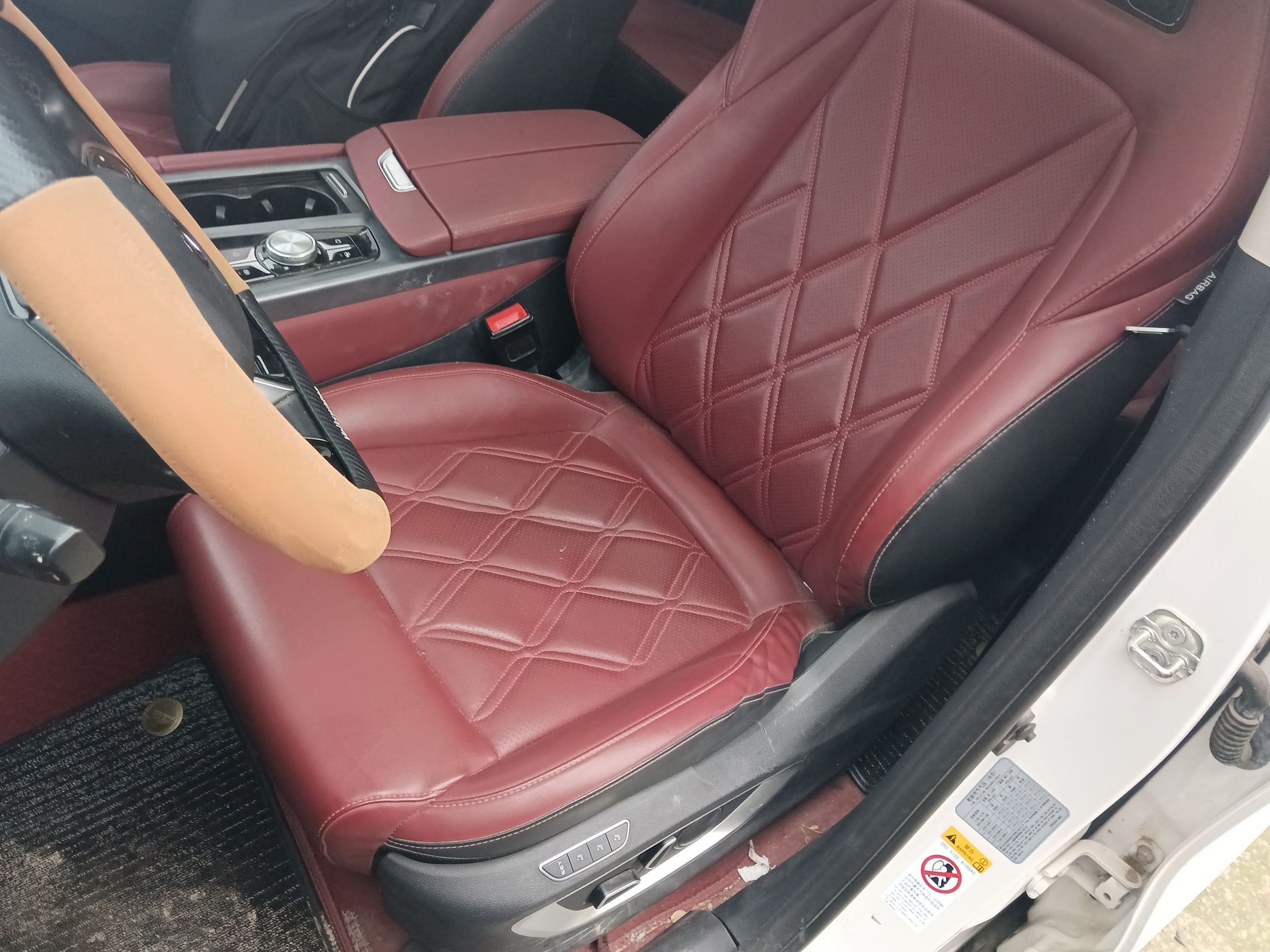 Переднее сиденье в автомобиле