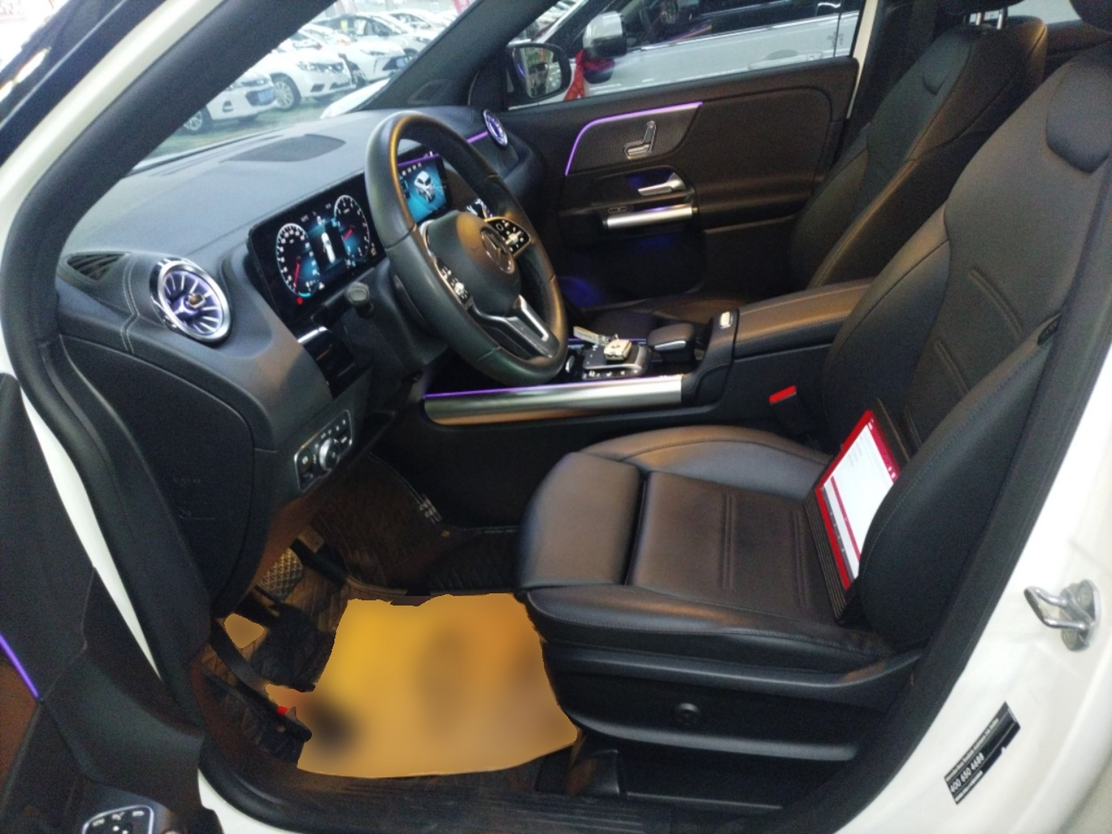 المقاعد الأمامية داخل السيارة