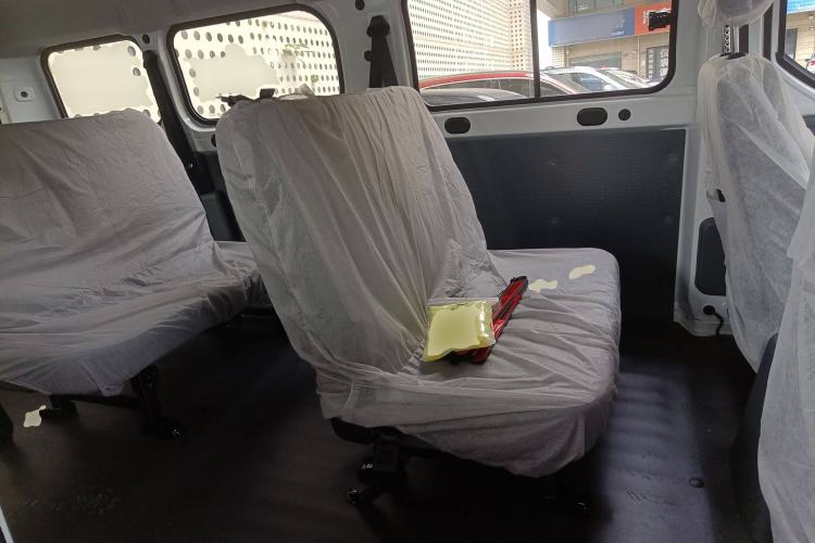 Used Wuling Yangguang 2024 300KM Comfort Version Passenger Van 75kW
