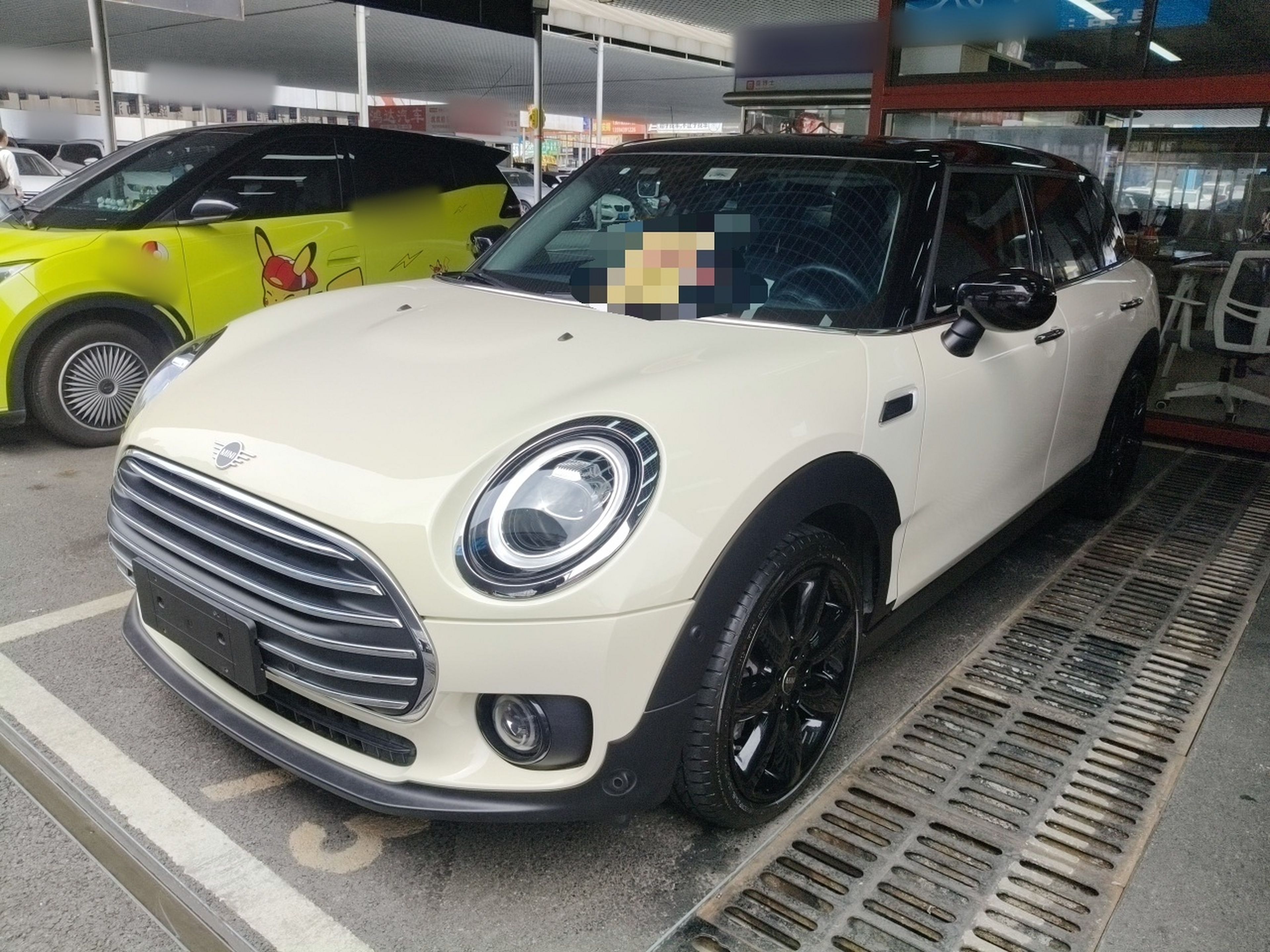 تحت مقدمة السيارة