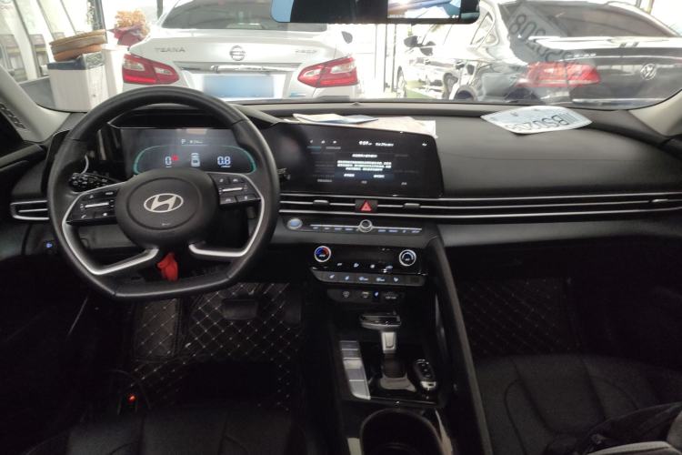 Used Hyundai Elantra 2023 1.5L CVT LUX Prestige Edition
