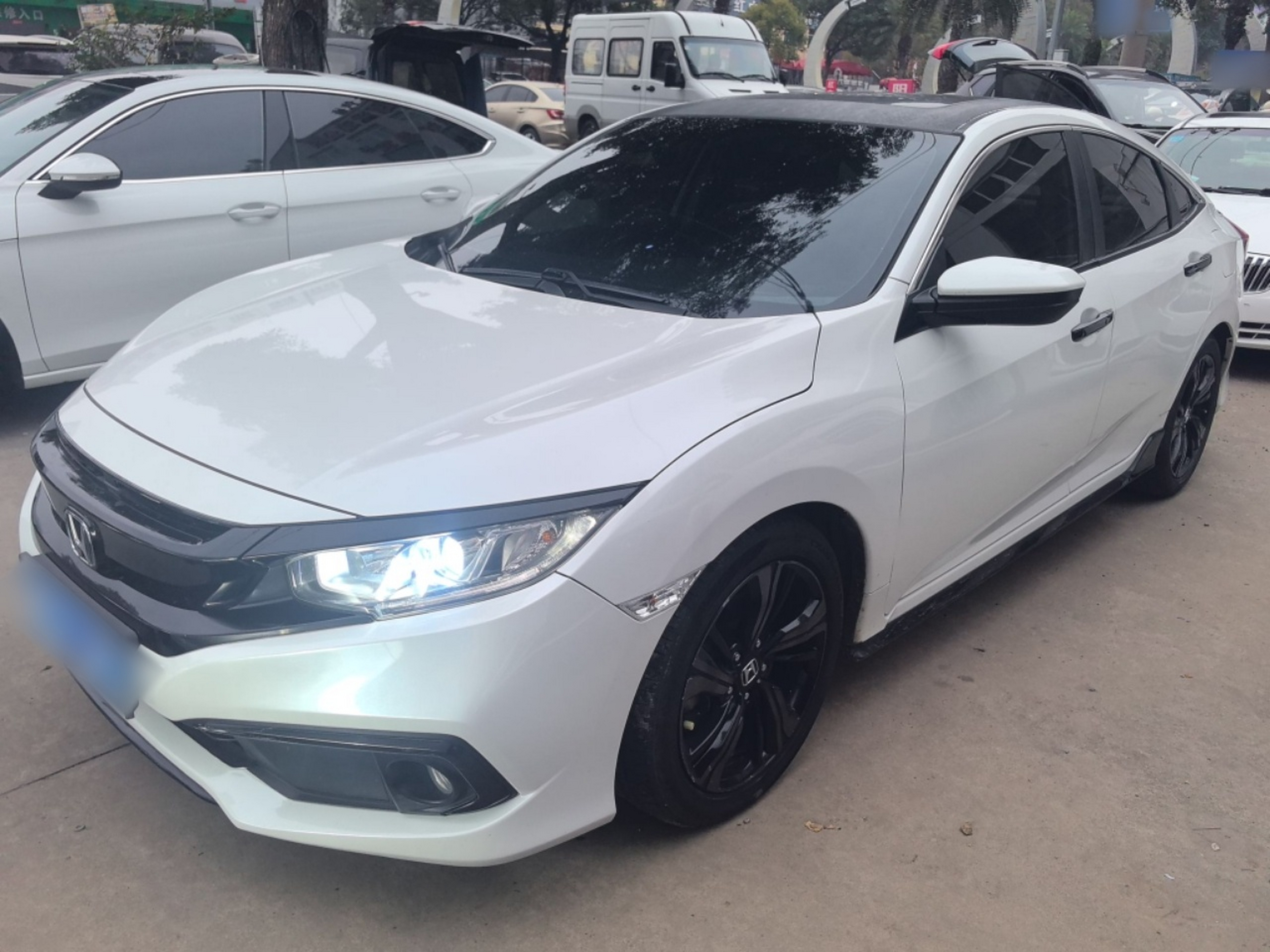 تحت مقدمة السيارة