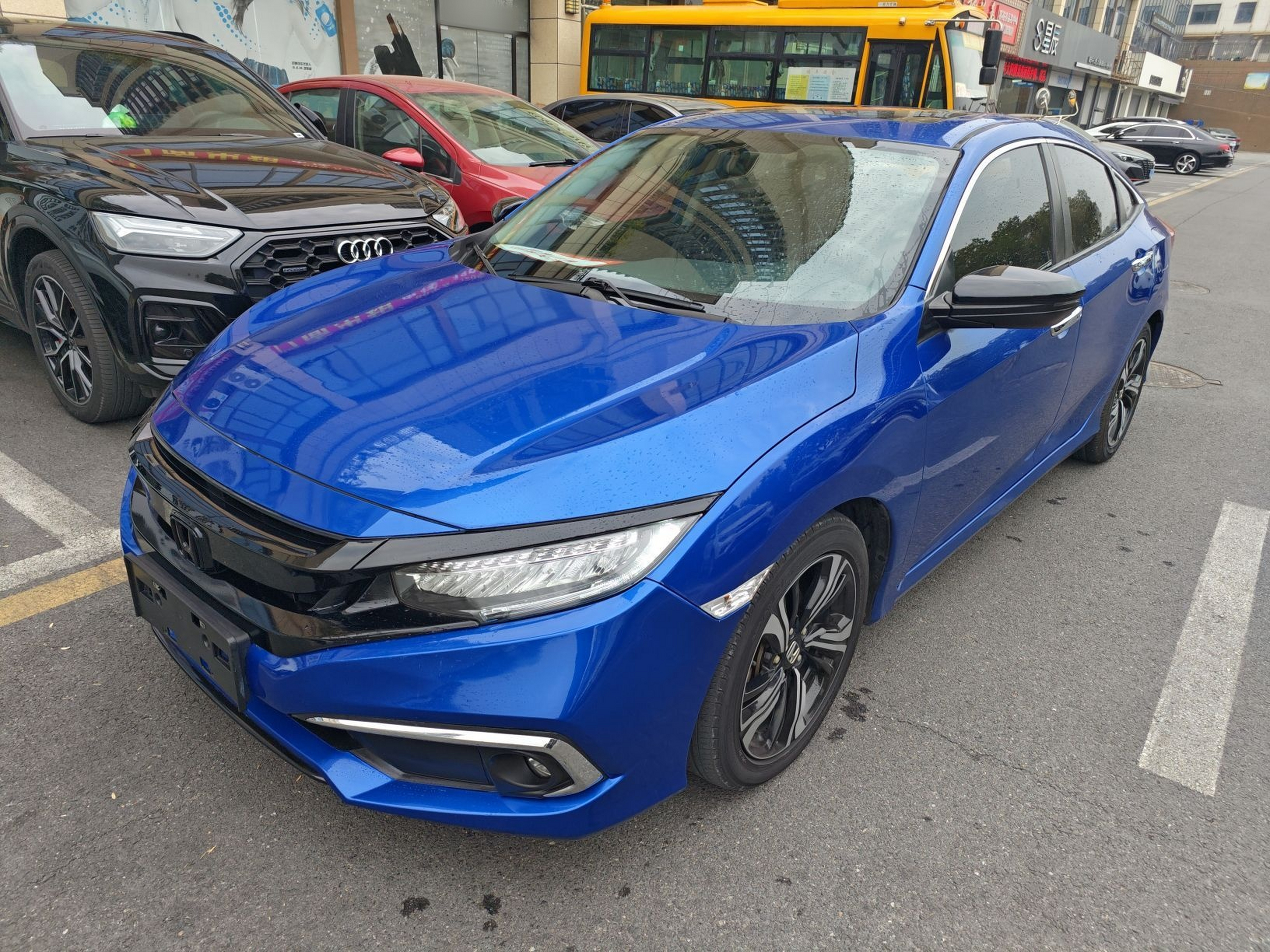 Под передней частью автомобиля