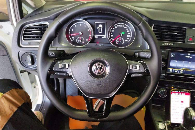 Used Volkswagen Golf 2018 230TSI Automatic Luxury Version
