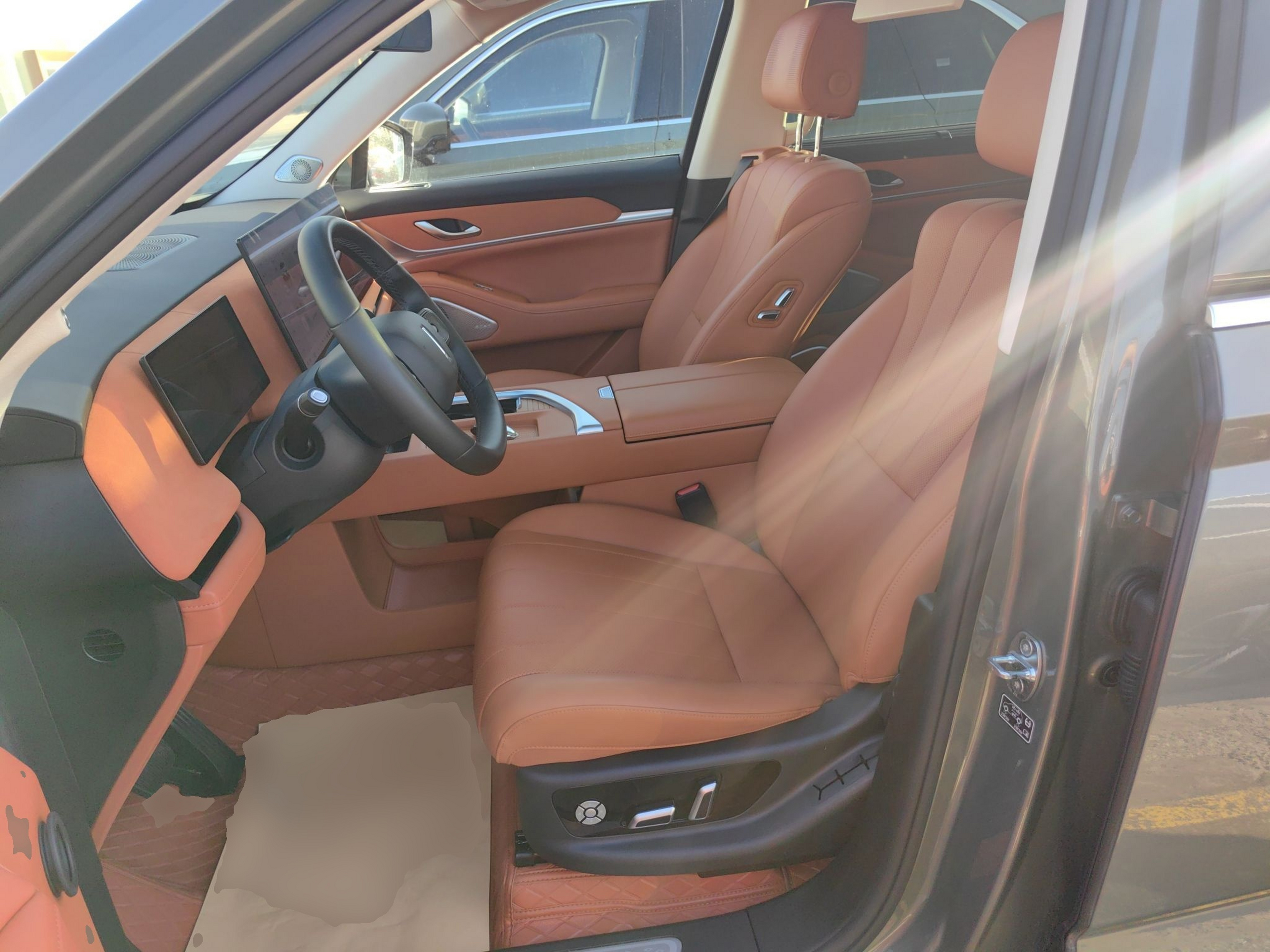 المقاعد الأمامية داخل السيارة