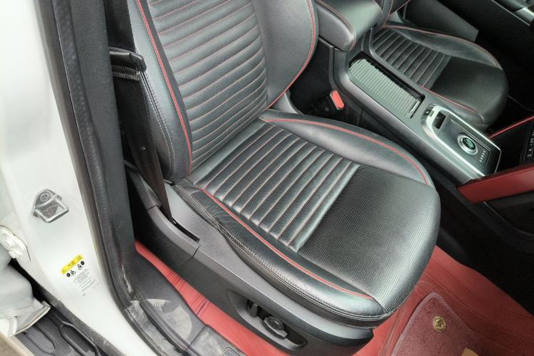 Used Land Rover Discovery Sport 2019 240 PS SE Dynamic Version China VI Standard
