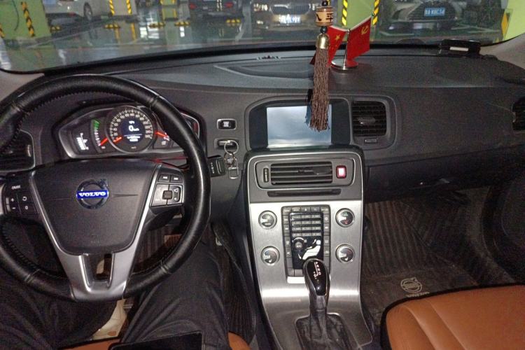 Used Volvo S60 2015 S60L 2.0T Zhiyuan Edition
