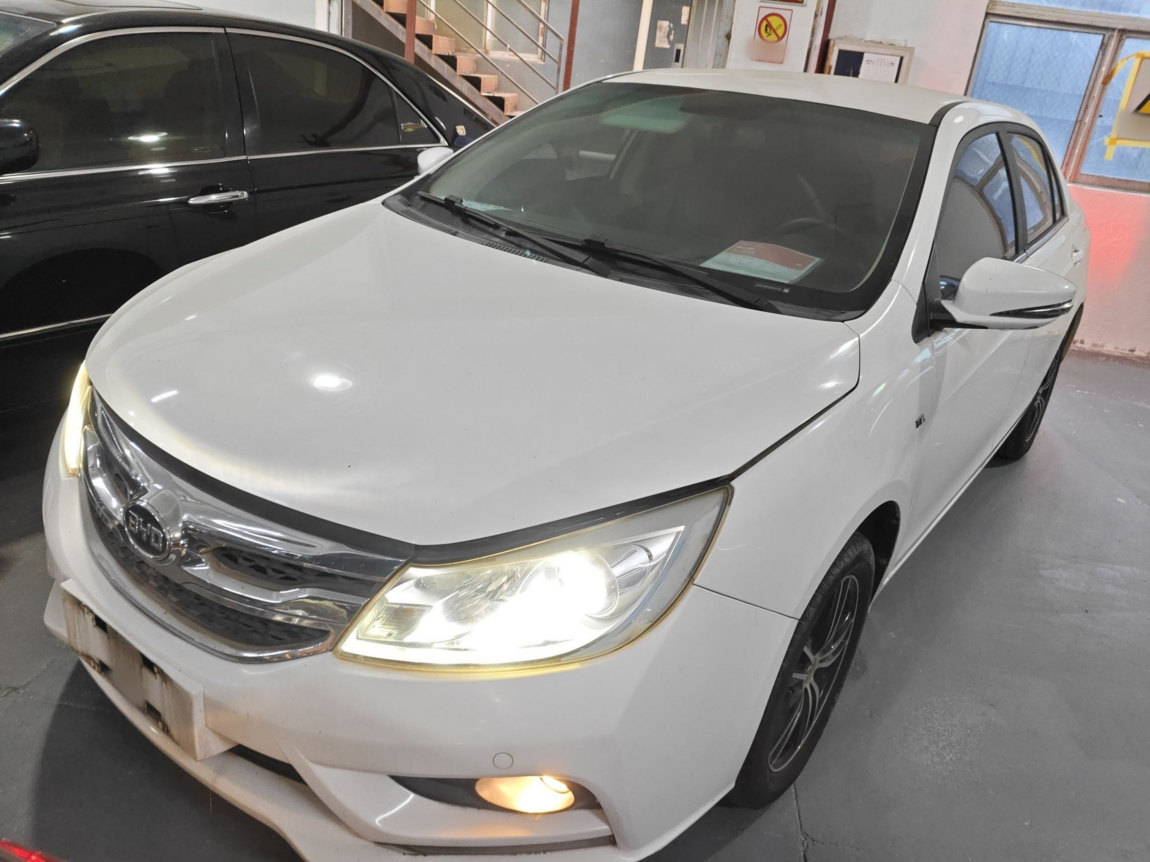 Под передней частью автомобиля