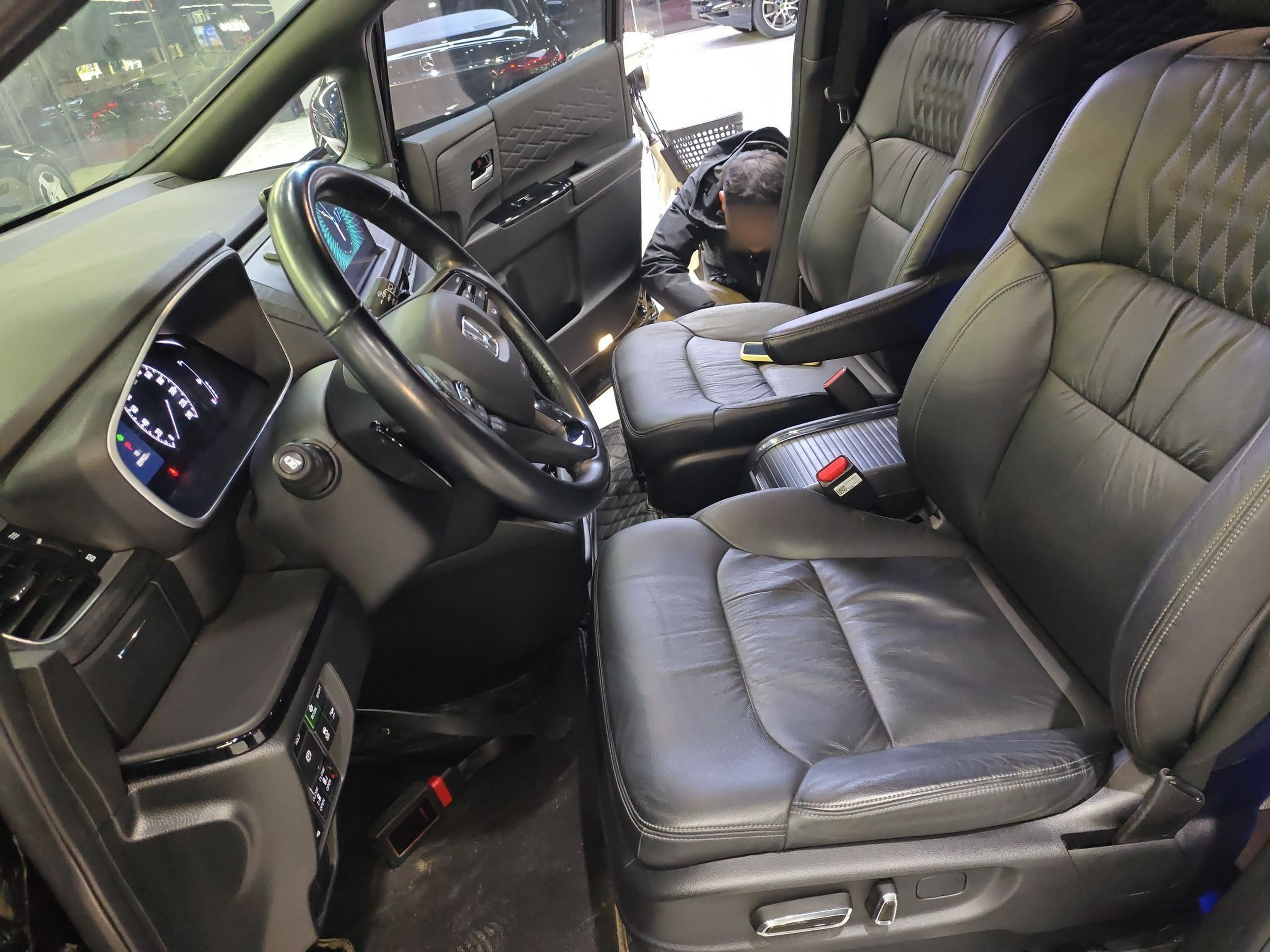 المقاعد الأمامية داخل السيارة