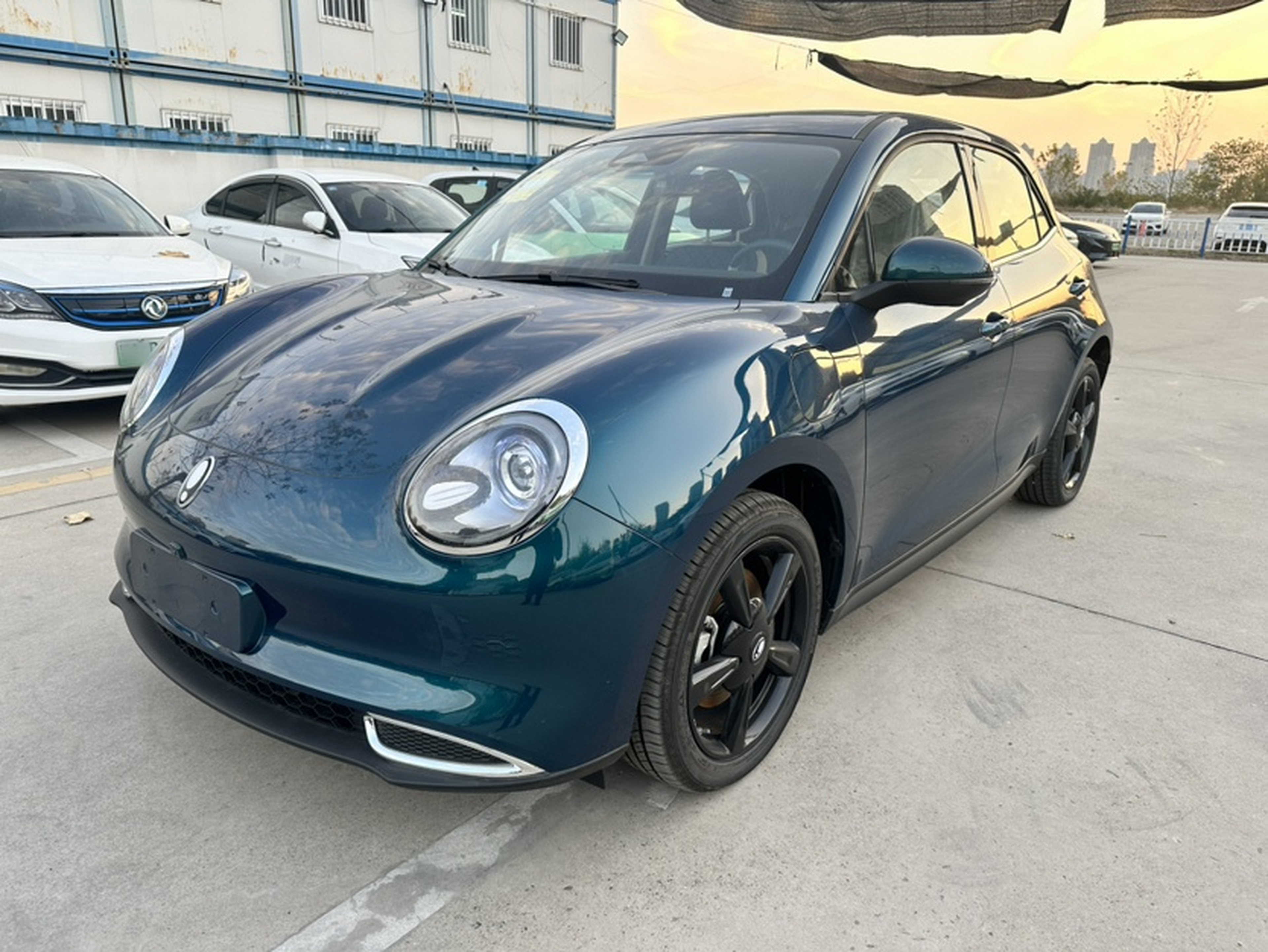 Под передней частью автомобиля