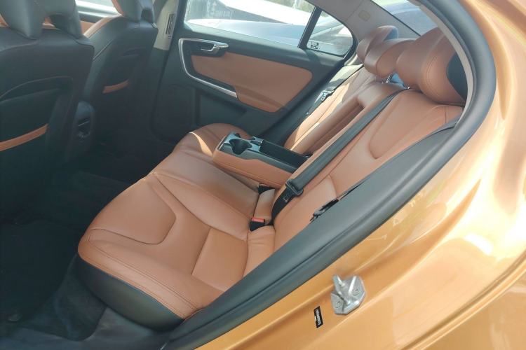 Used Volvo S60 2014 S60L 2.0T Zhiyuan Edition
