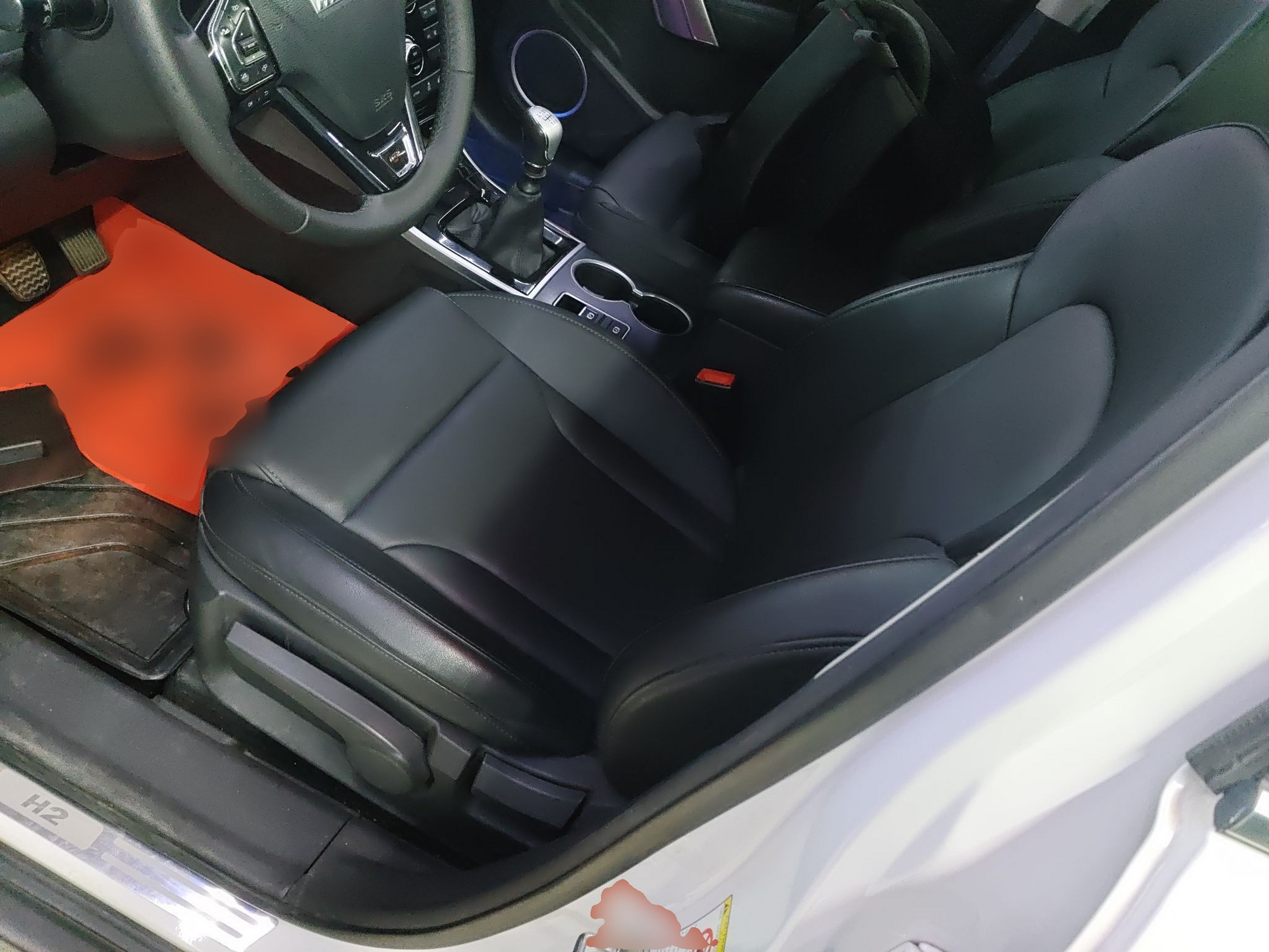 المقاعد الأمامية داخل السيارة