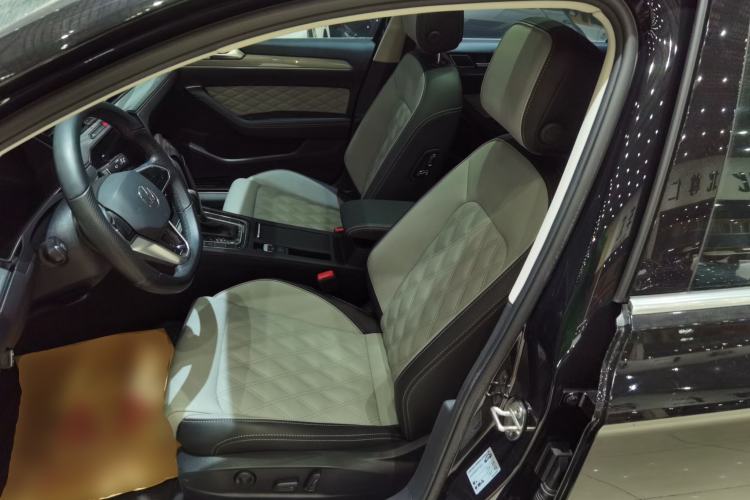 Used Volkswagen Magotan 2023 2 Million Units Limited Edition 330TSI DSG Leading Version
