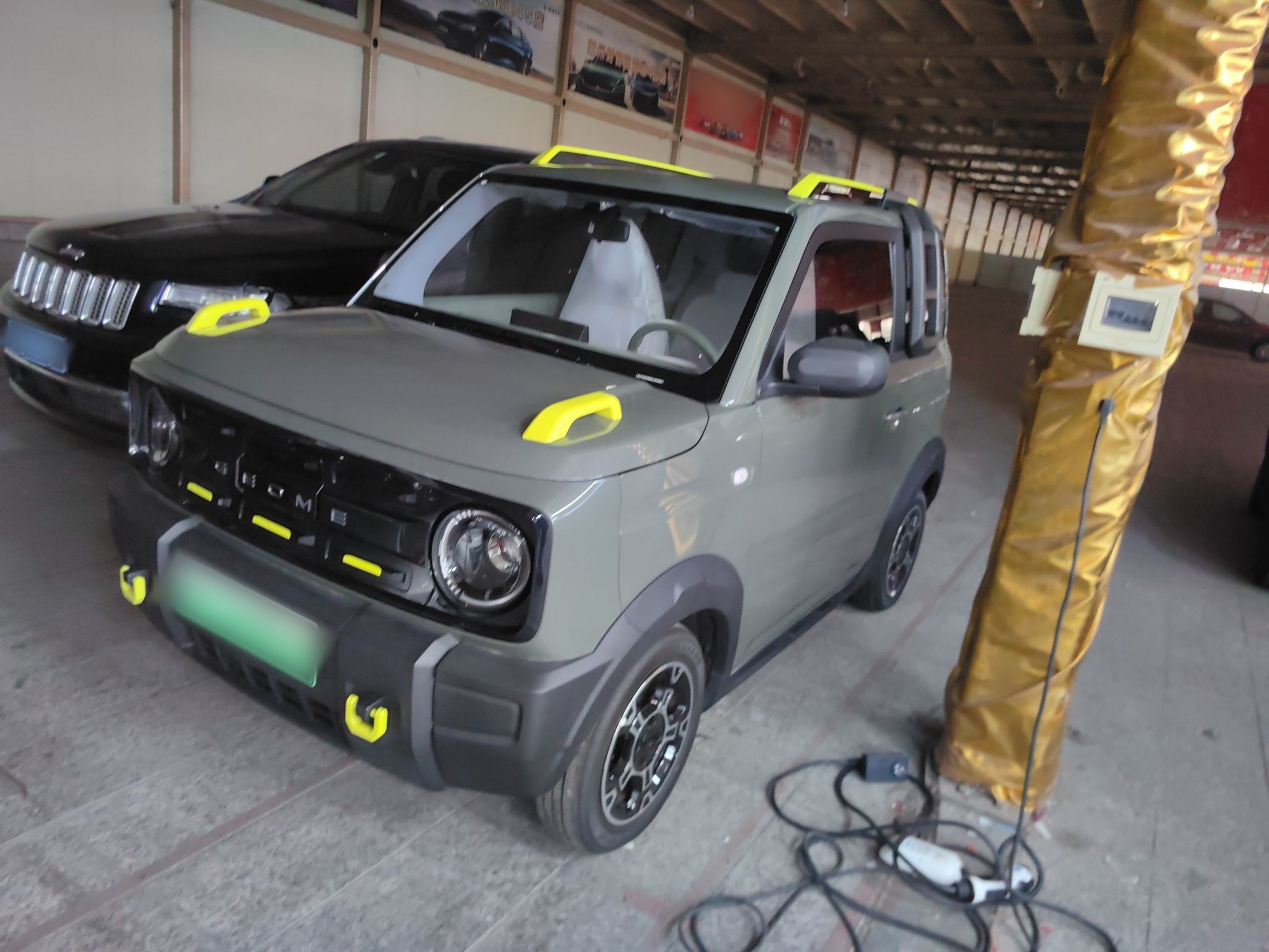 تحت مقدمة السيارة