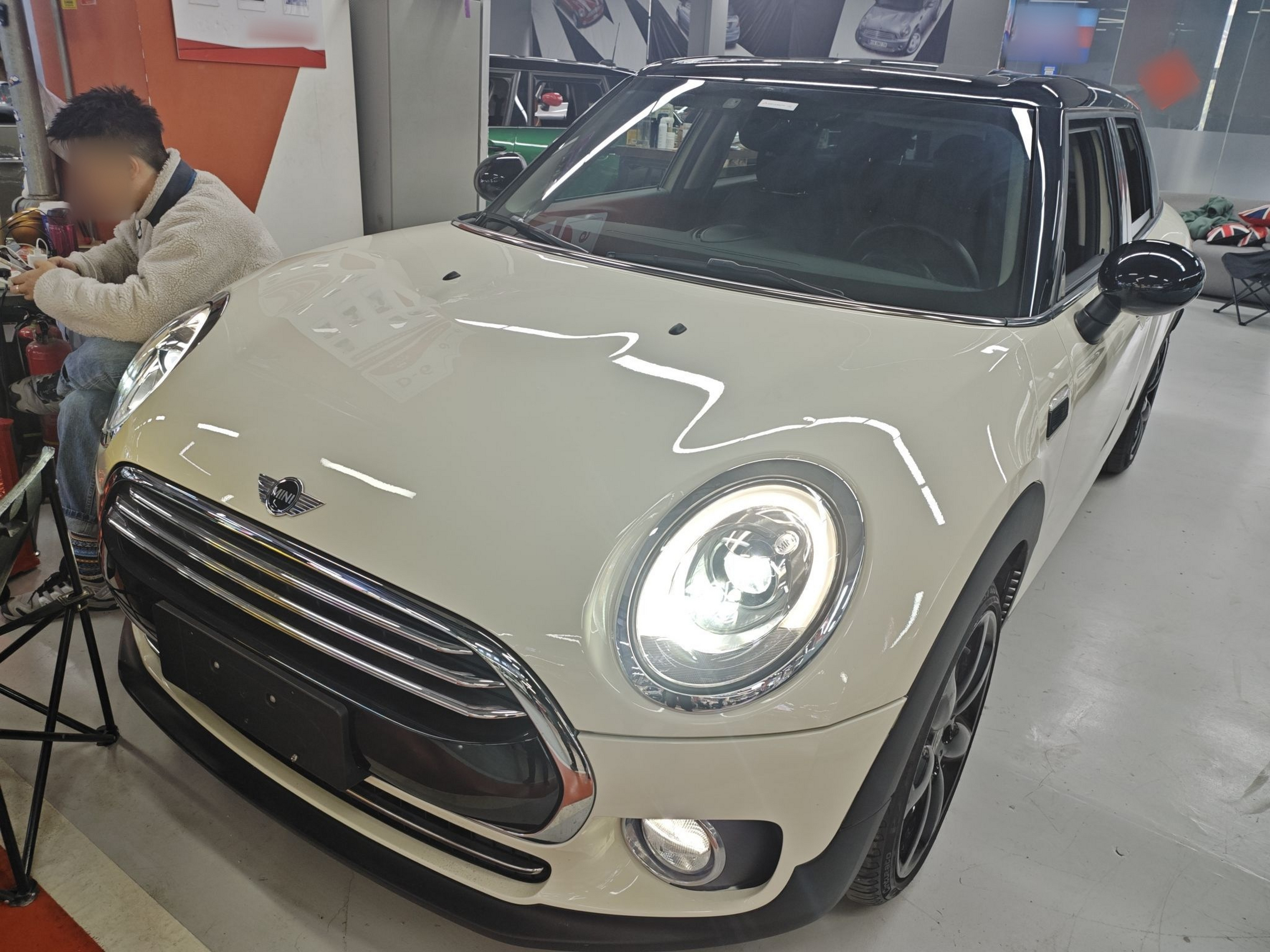 Под передней частью автомобиля