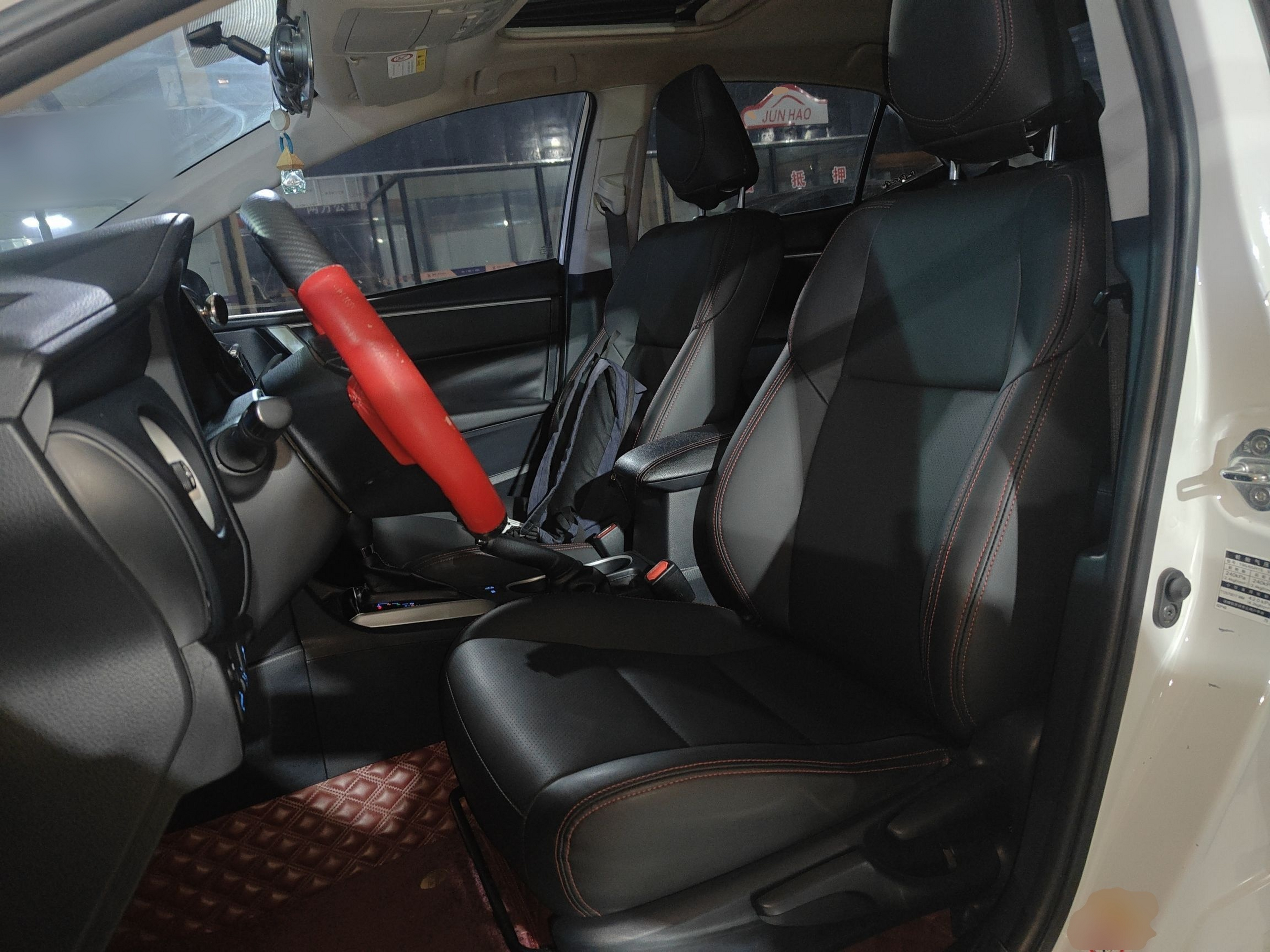 Переднее сиденье в автомобиле