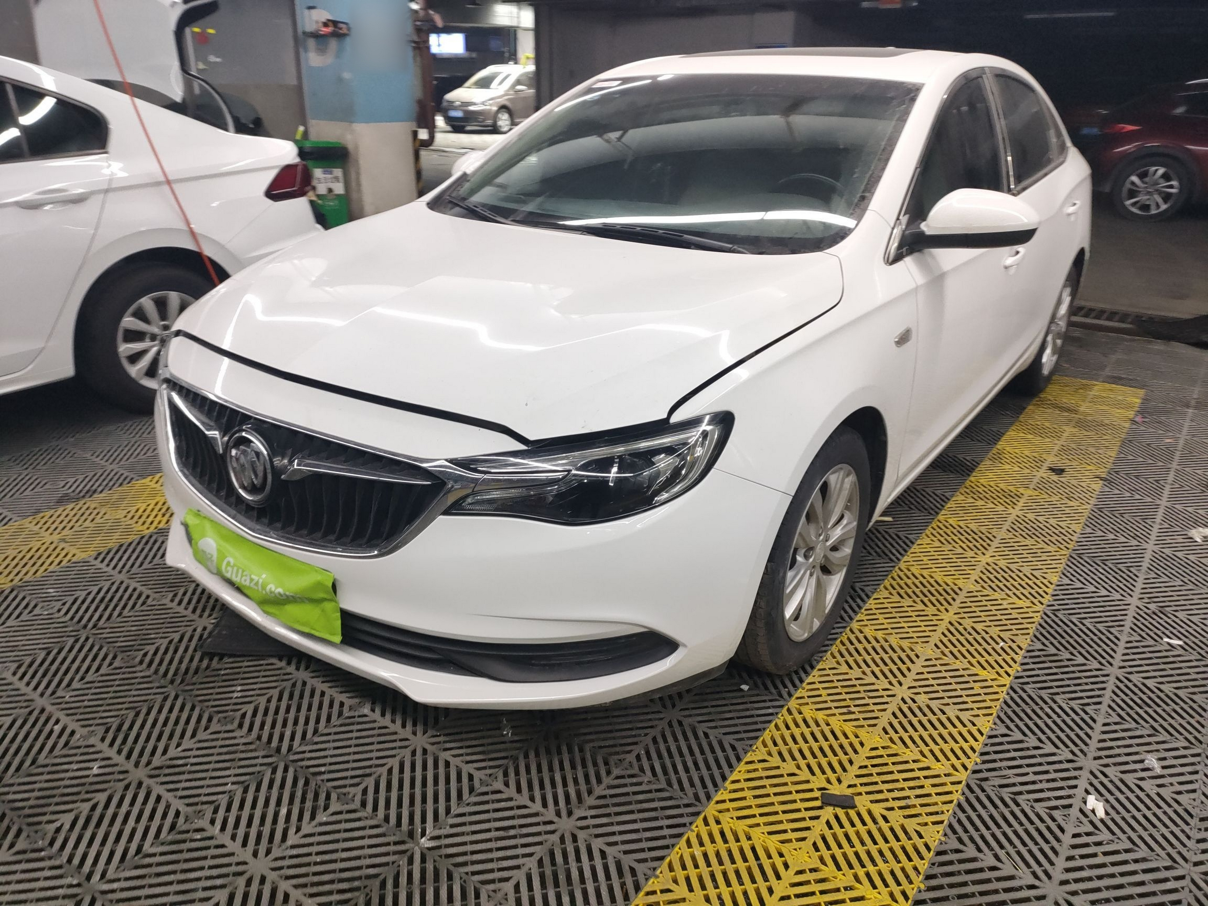 تحت مقدمة السيارة