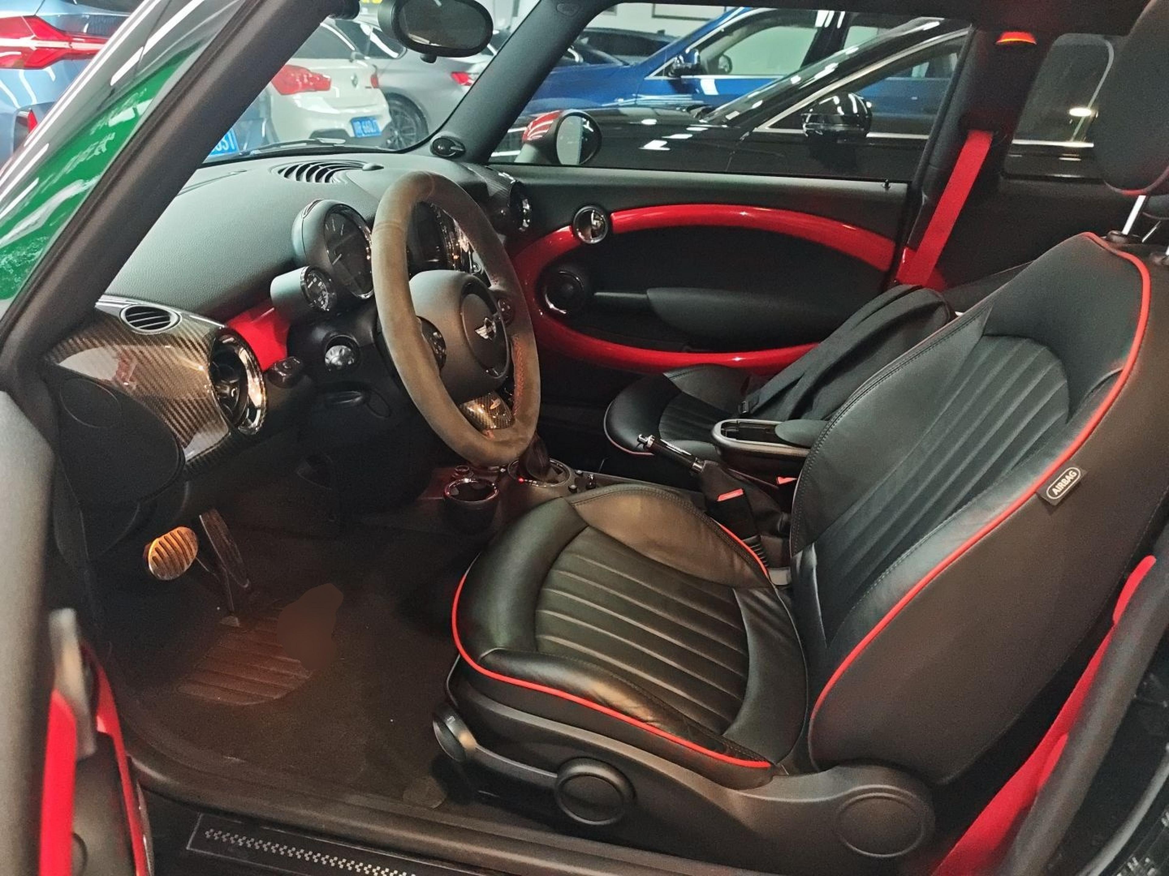 المقاعد الأمامية داخل السيارة