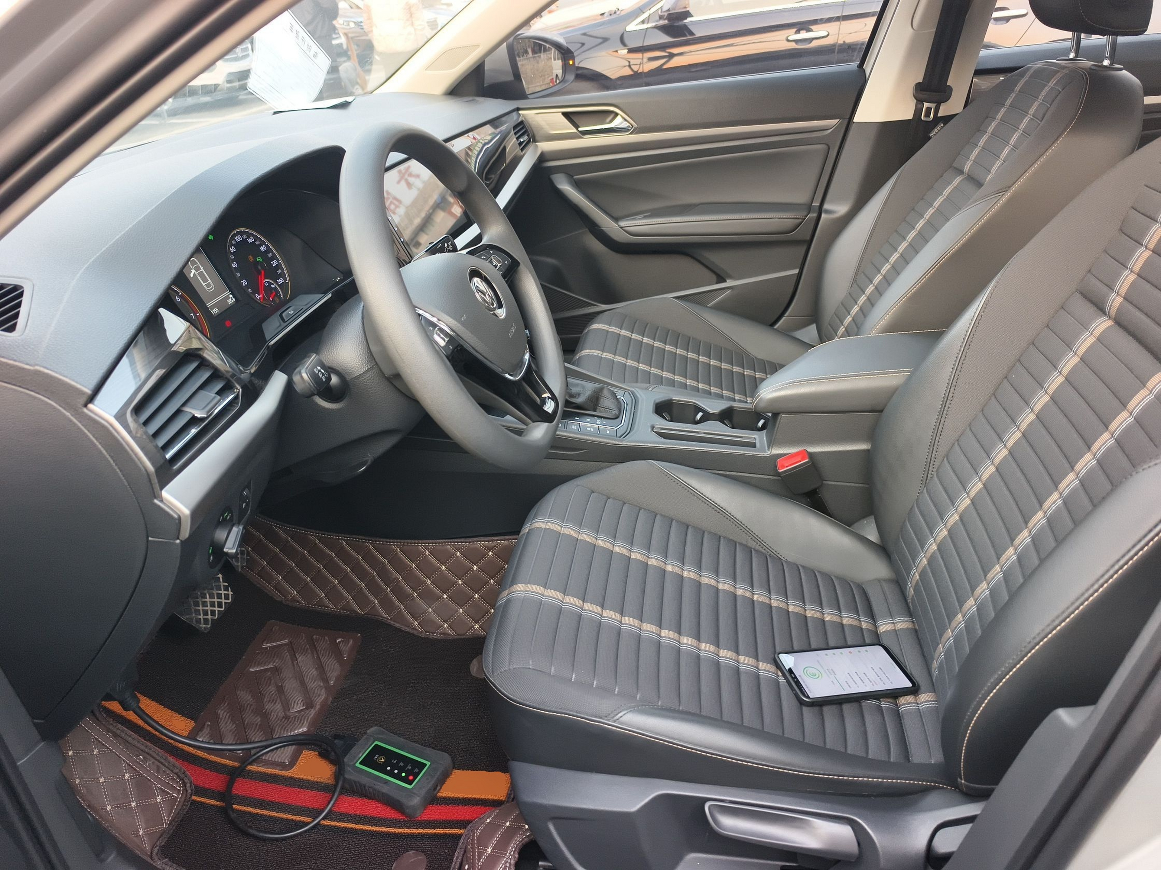 Переднее сиденье в автомобиле