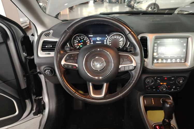 Used  Compass 2017 200T Automatic Family Edition
