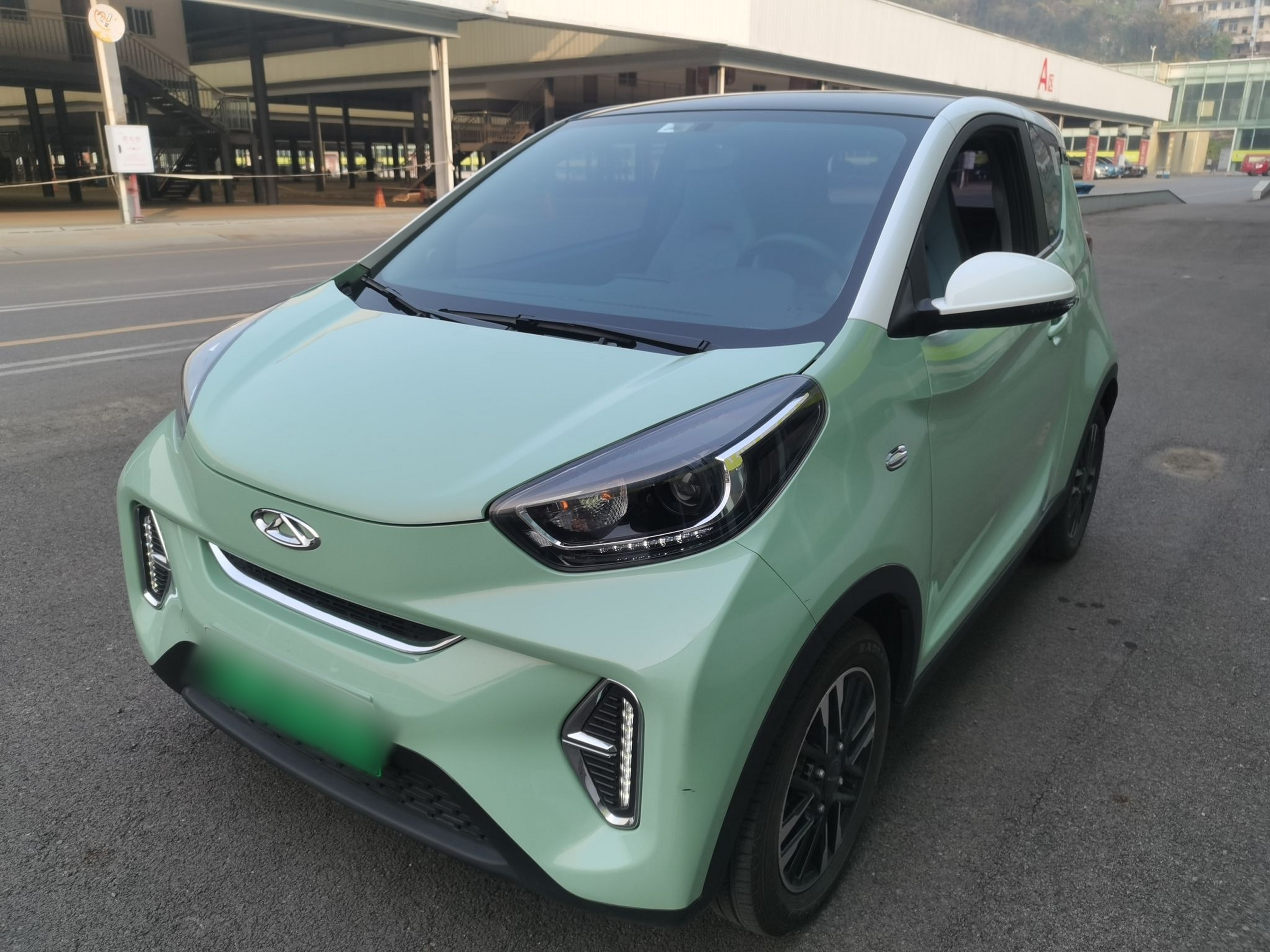 Под передней частью автомобиля