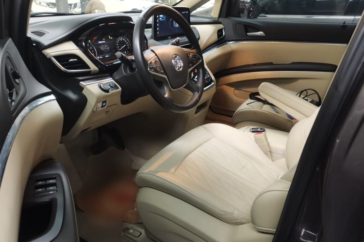 Used Buick GL8 2023 Facelifted Land Cruiser Executive Luxury Version