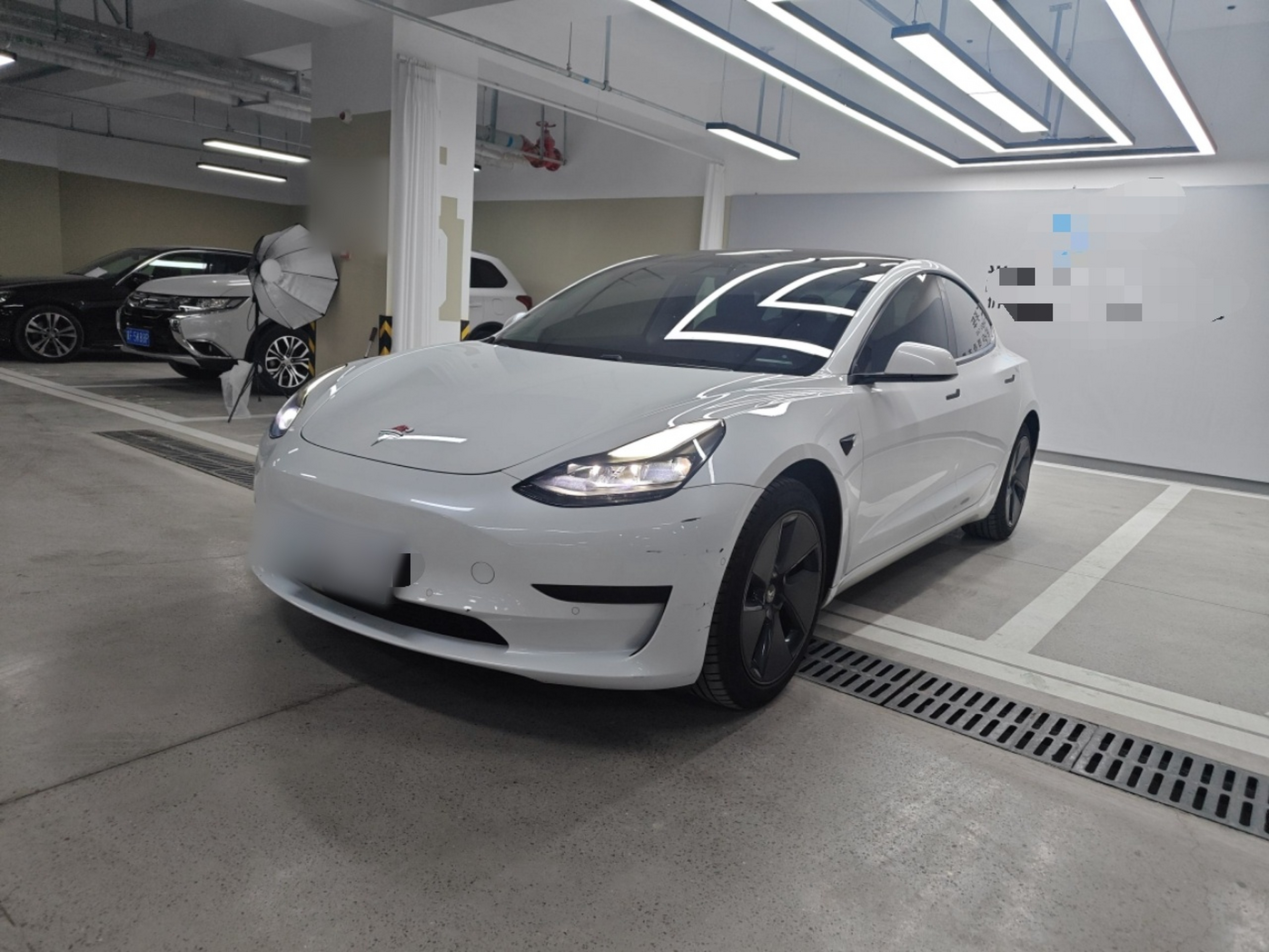 Под передней частью автомобиля