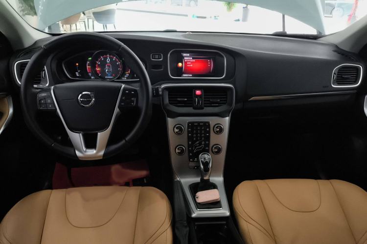 Used Volvo V40 2018 T4 Zhiya Edition
