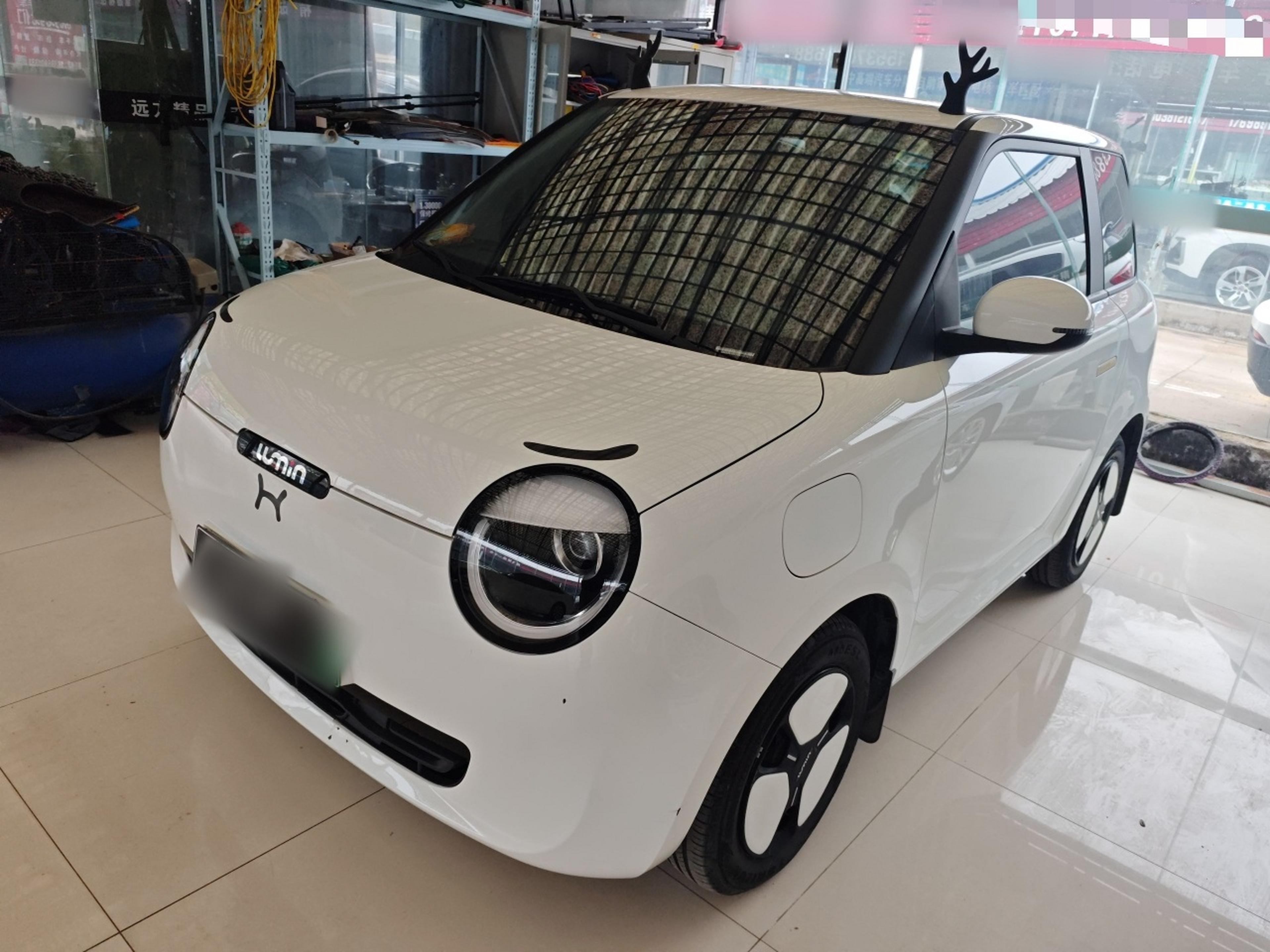 تحت مقدمة السيارة