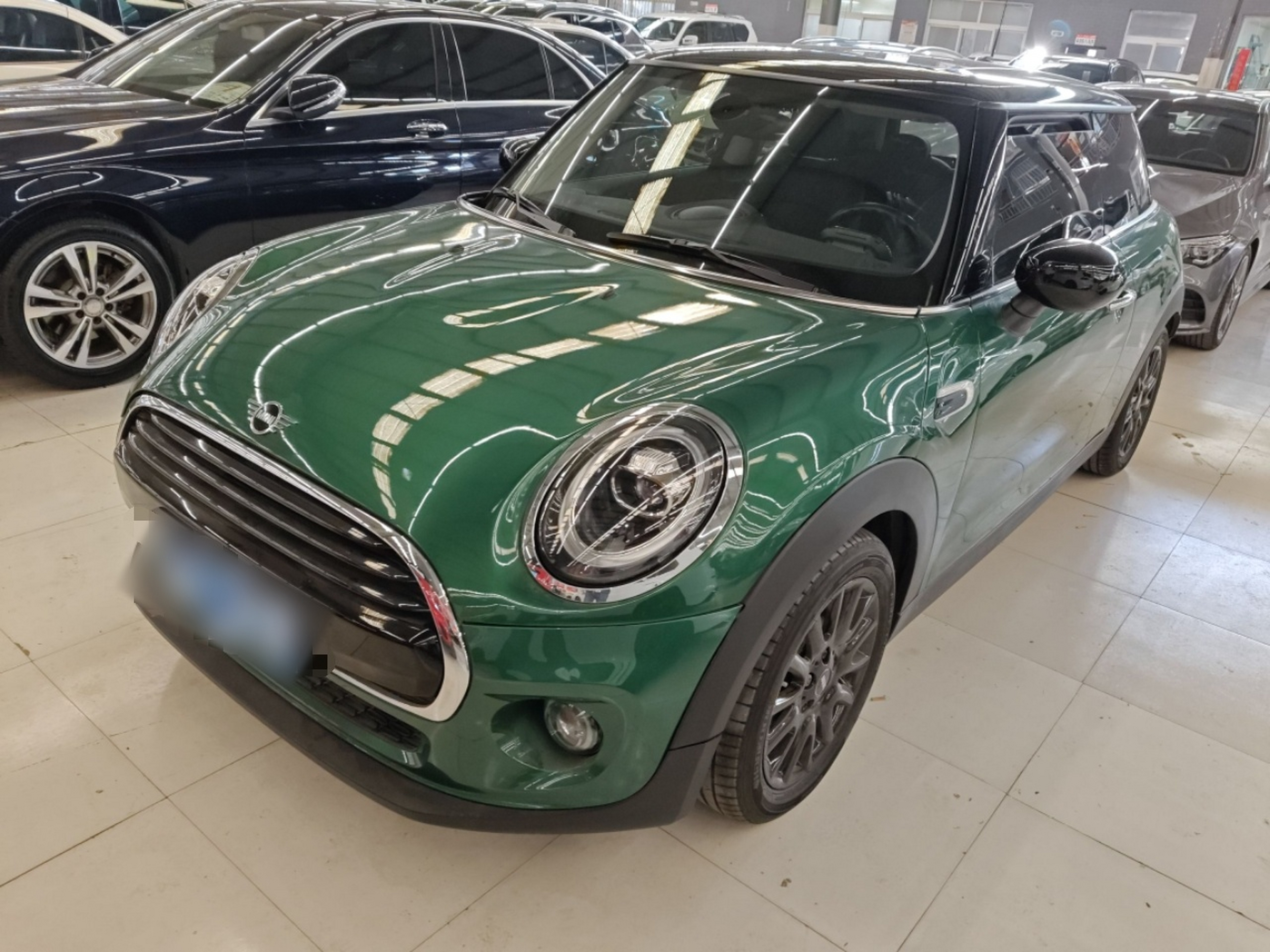 تحت مقدمة السيارة