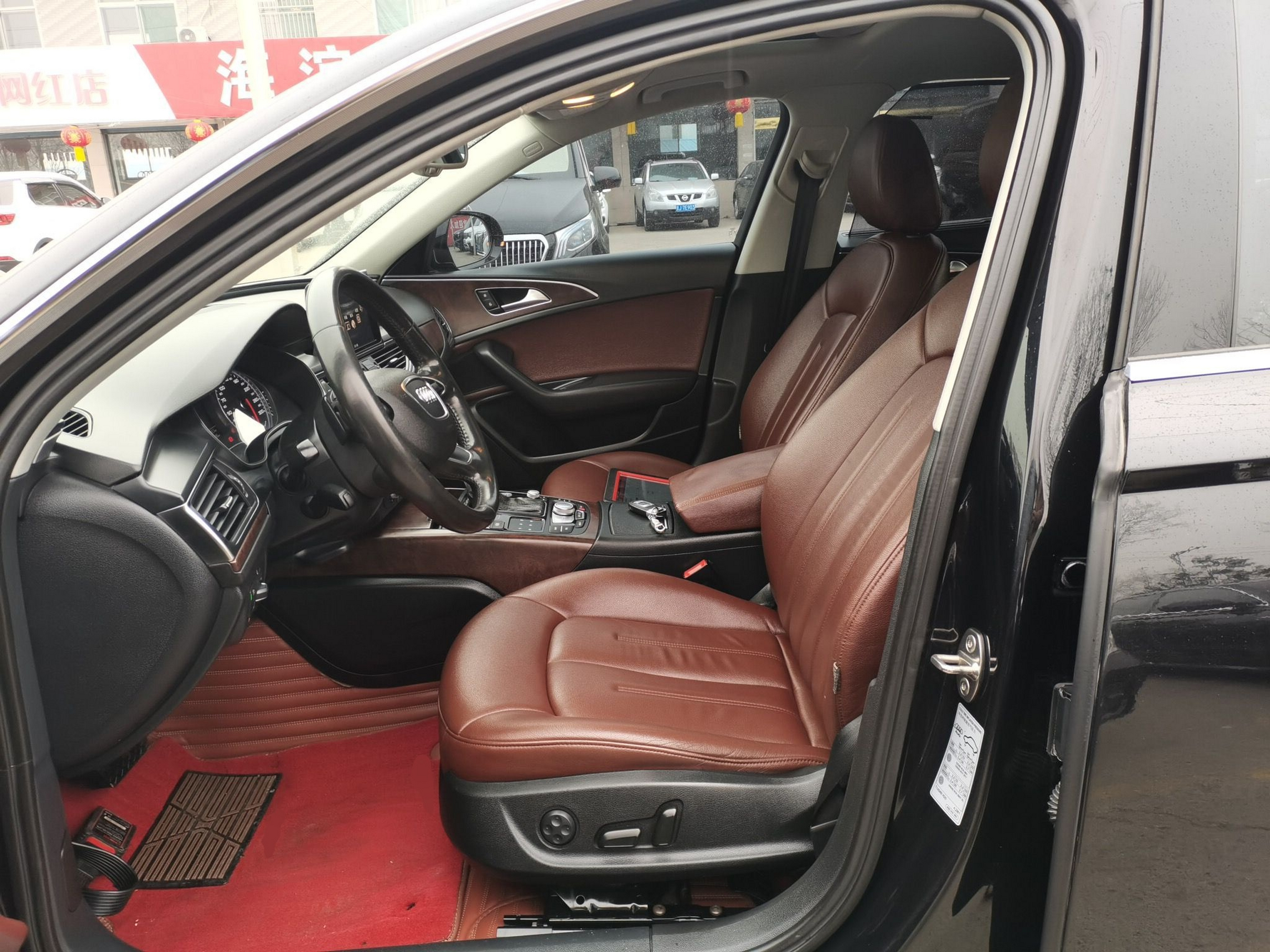 المقاعد الأمامية داخل السيارة