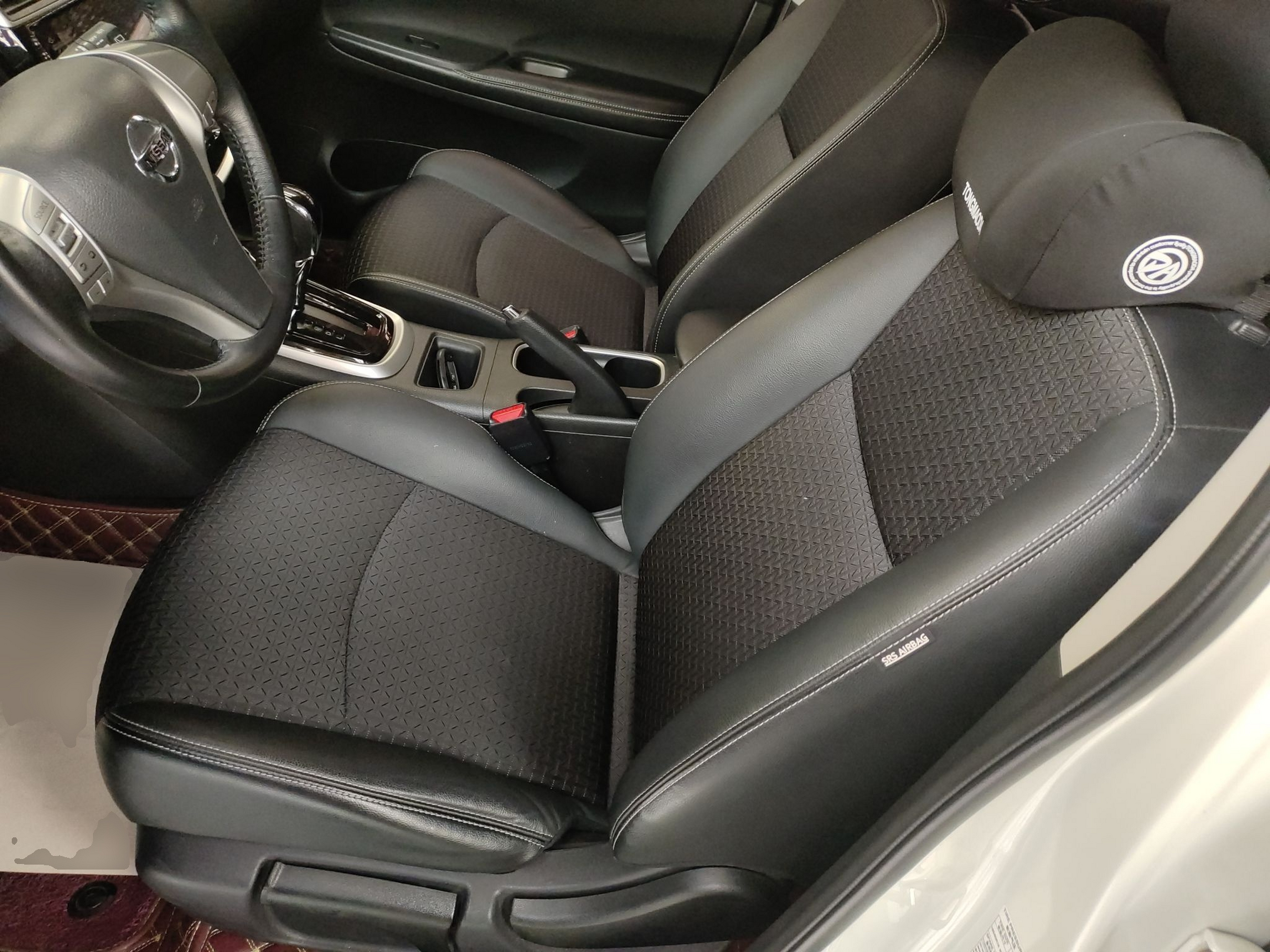 المقاعد الأمامية داخل السيارة