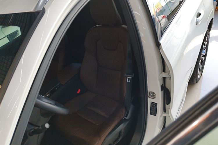 Used Volvo XC60 2022 B5 4x4 Zhiyi Luxury Edition
