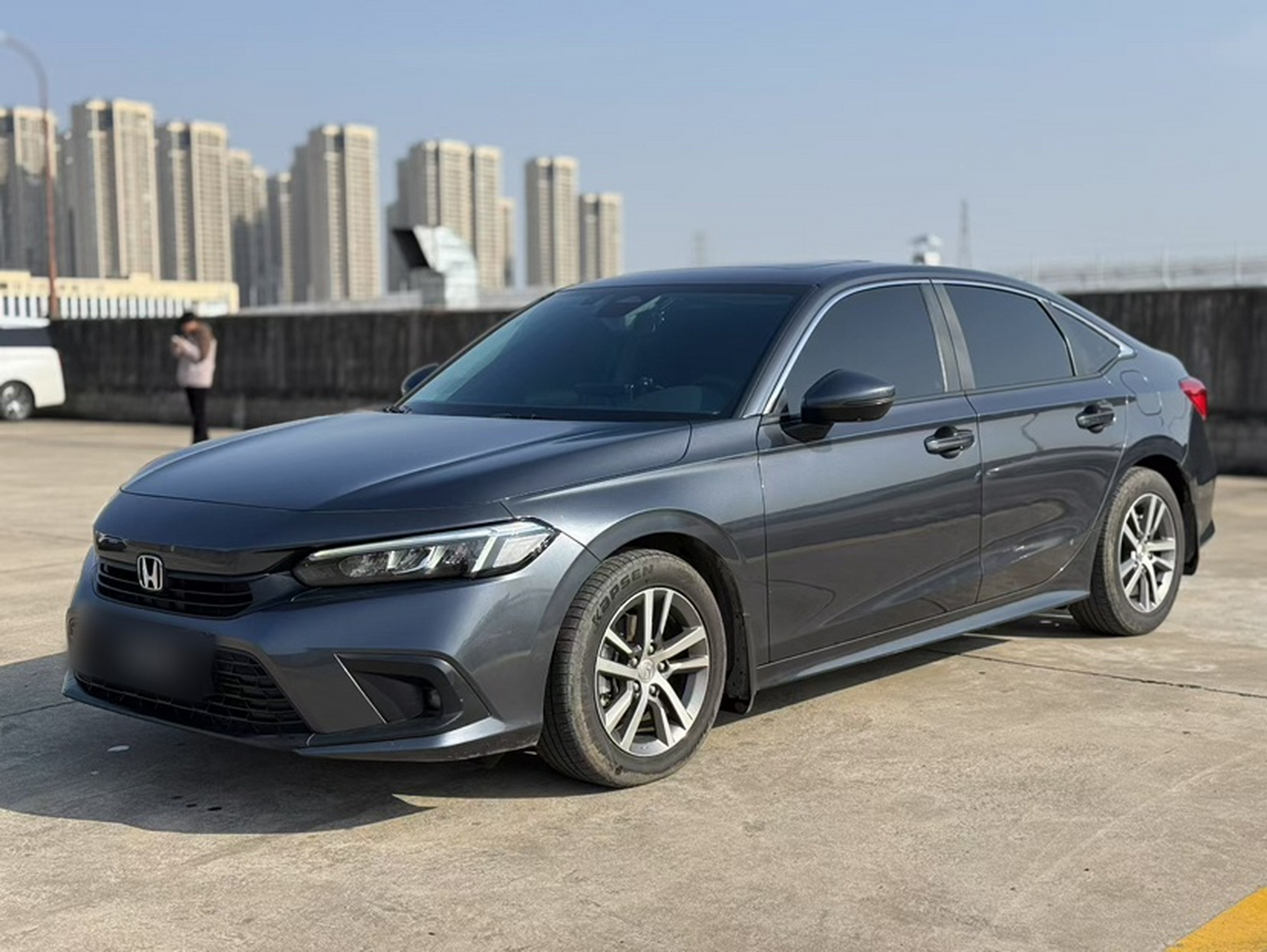 تحت مقدمة السيارة